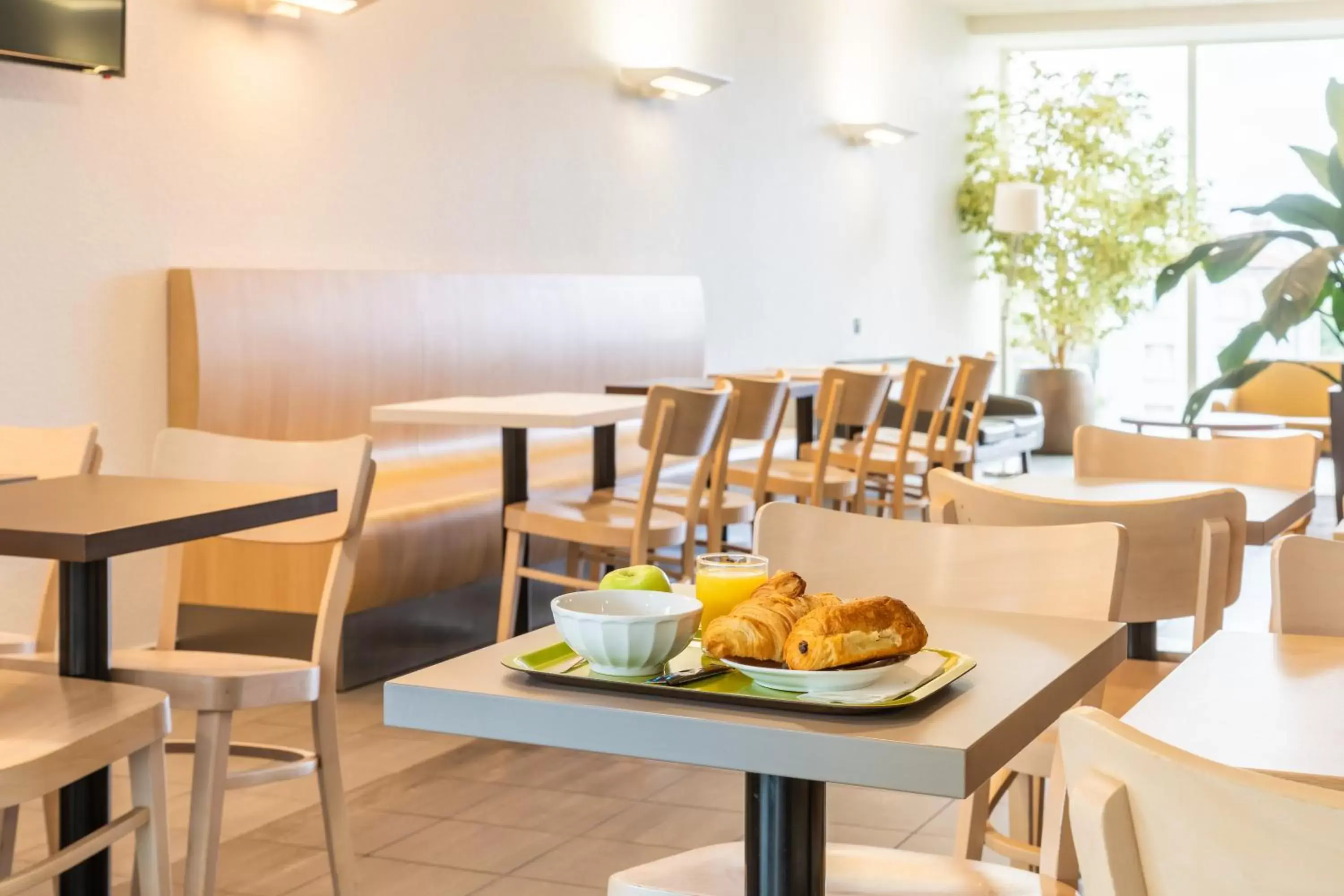 Buffet breakfast, Restaurant/Places to Eat in B&B HOTEL Lyon Sud États-Unis