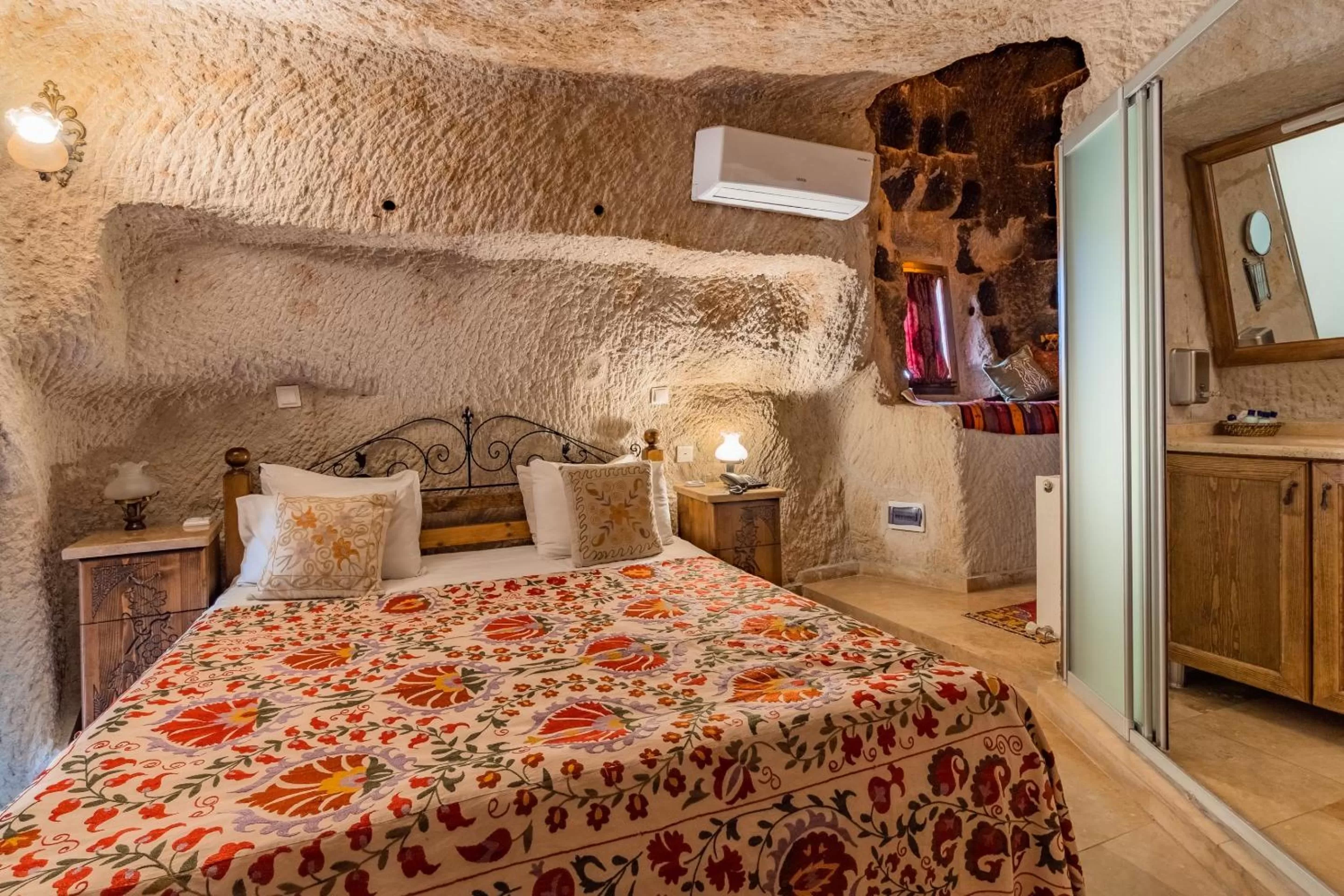 Bedroom, Bed in Amber Cave Suites
