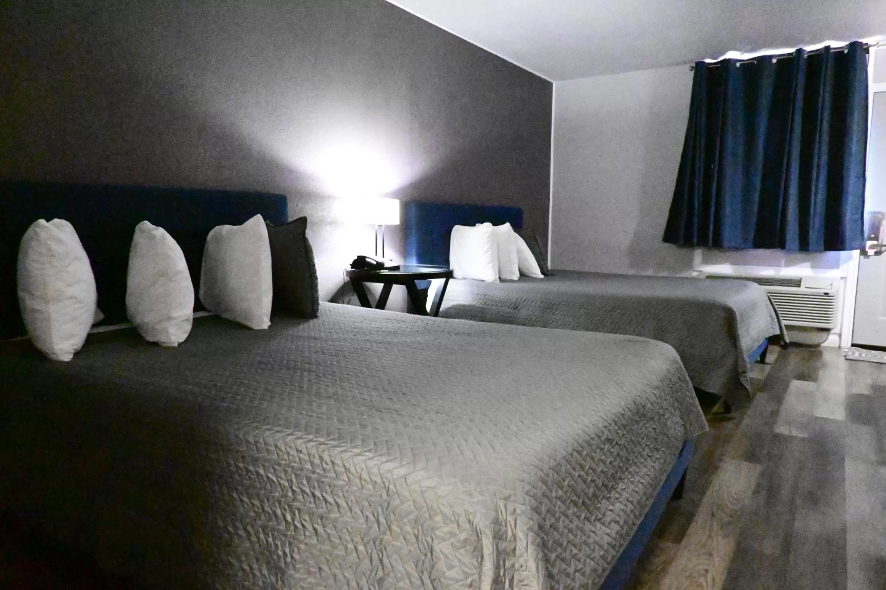 Bed in R Nite Star Inn and Suites -Home of the Cowboys & Rangers