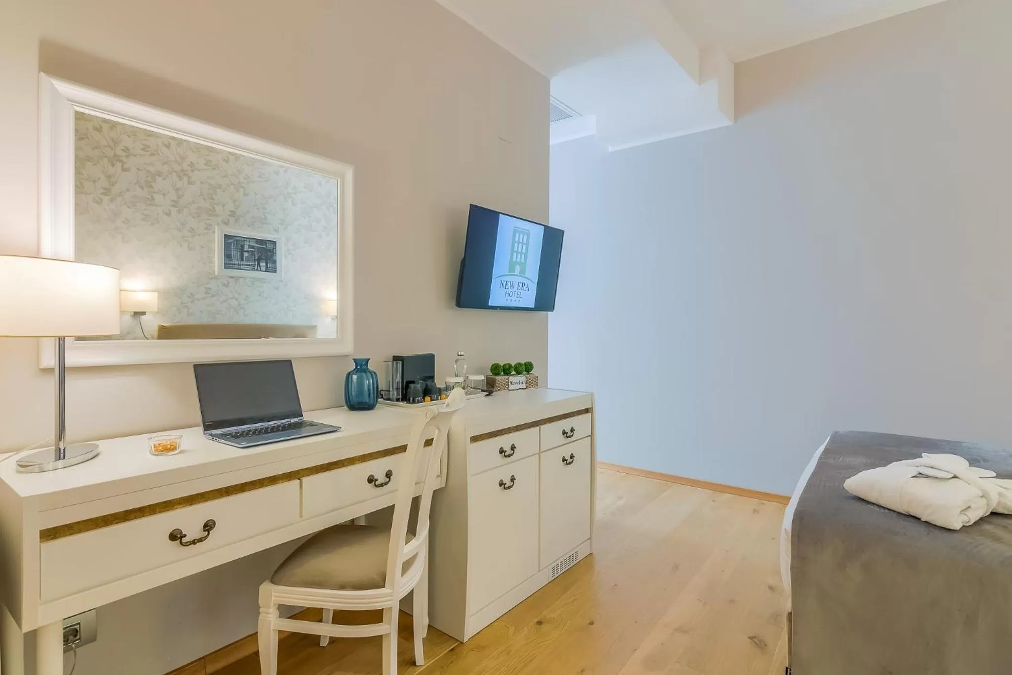 Bed in New Era Hotel Old Town Party Zone Bucharest- parking with fee nearby - NOT at the hotel !