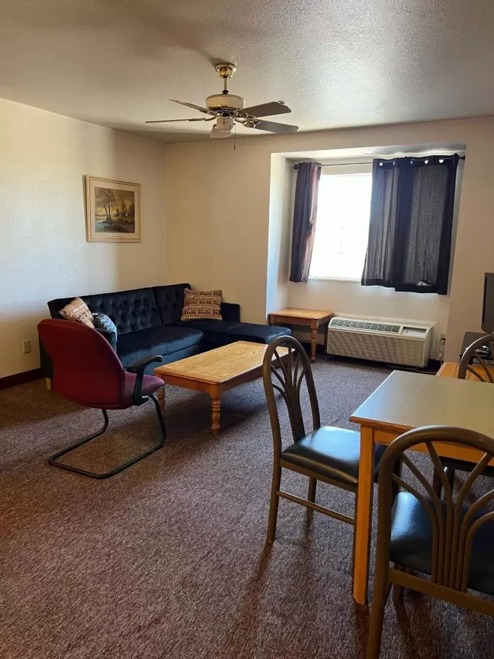 Living room, Seating Area in Boarders Inn & Suites by Cobblestone Hotels - Brush