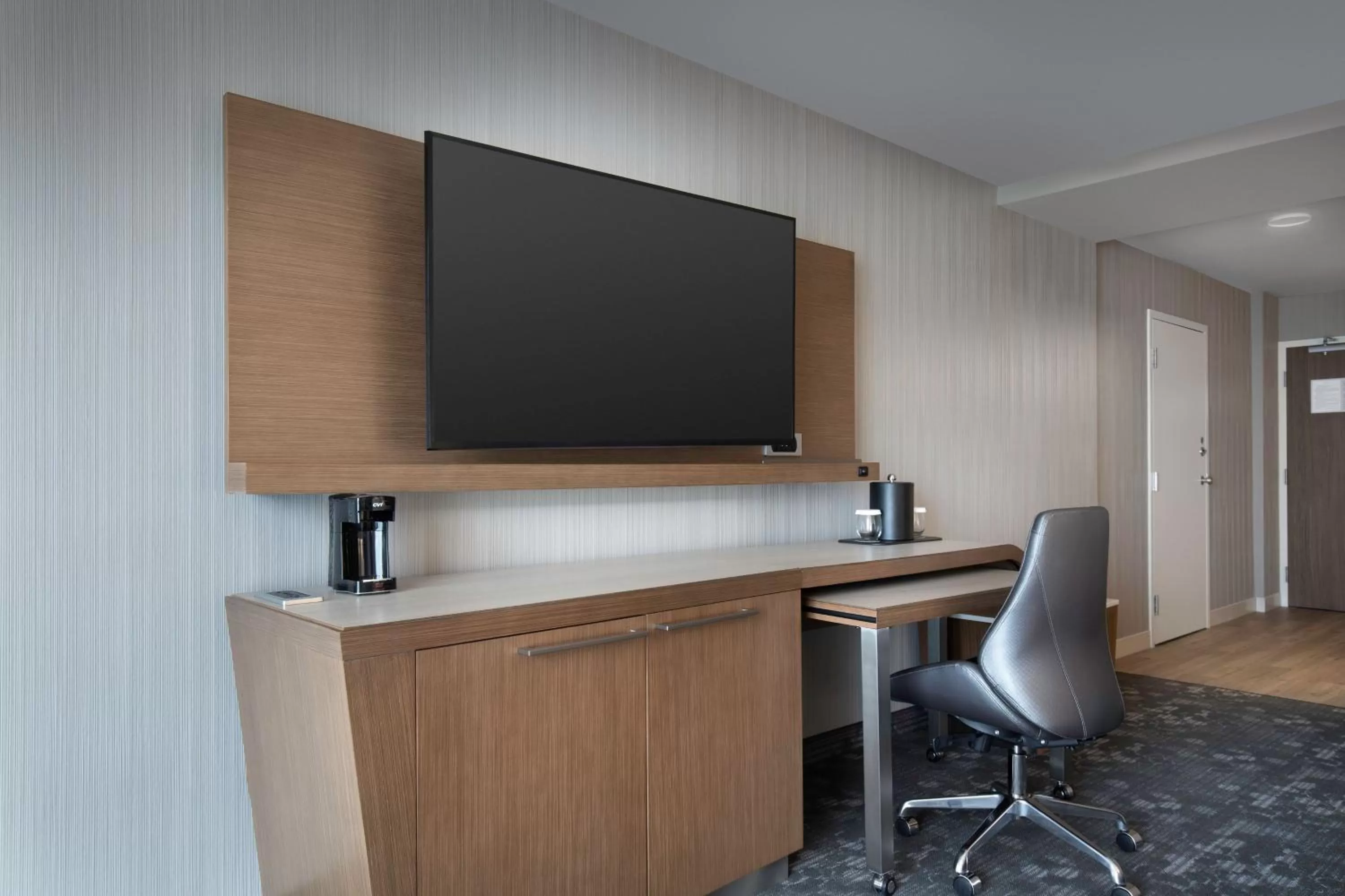 Photo of the whole room in Courtyard by Marriott Nanaimo