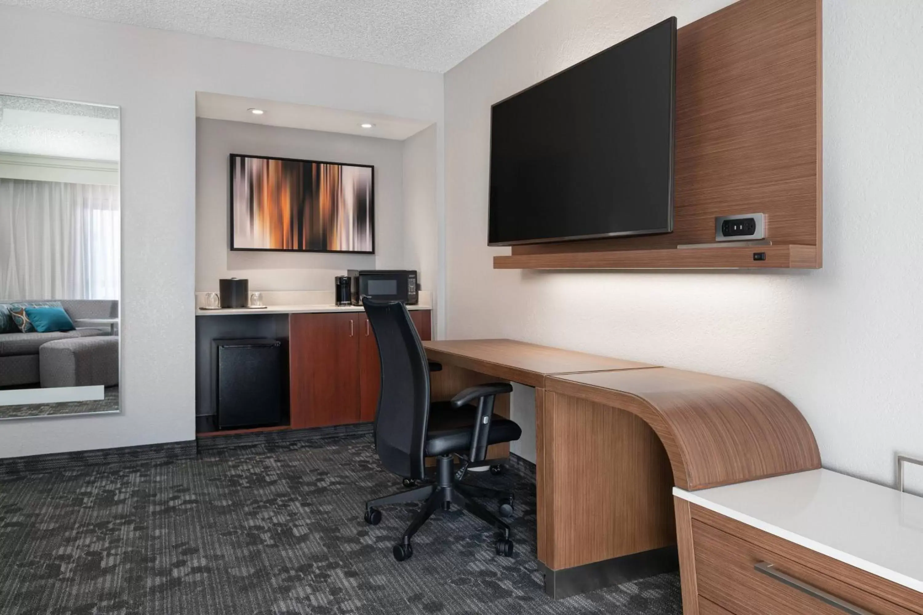 Bedroom, TV/Entertainment Center in Courtyard by Marriott Las Vegas Convention Center