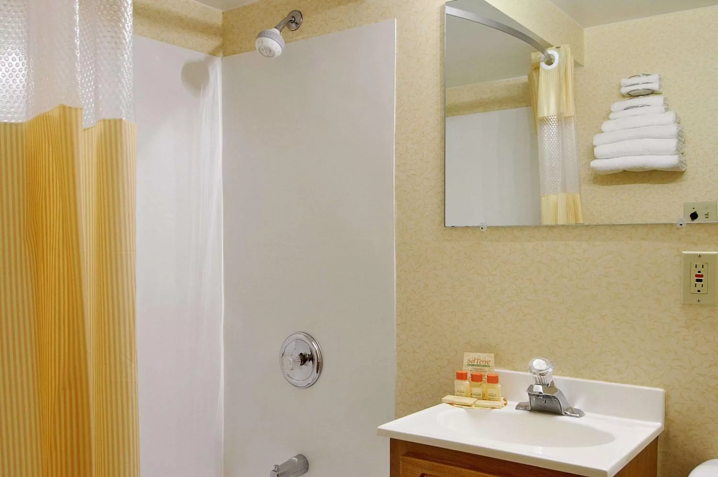 Photo of the whole room, Bathroom in Days Inn by Wyndham Cleveland Lakewood