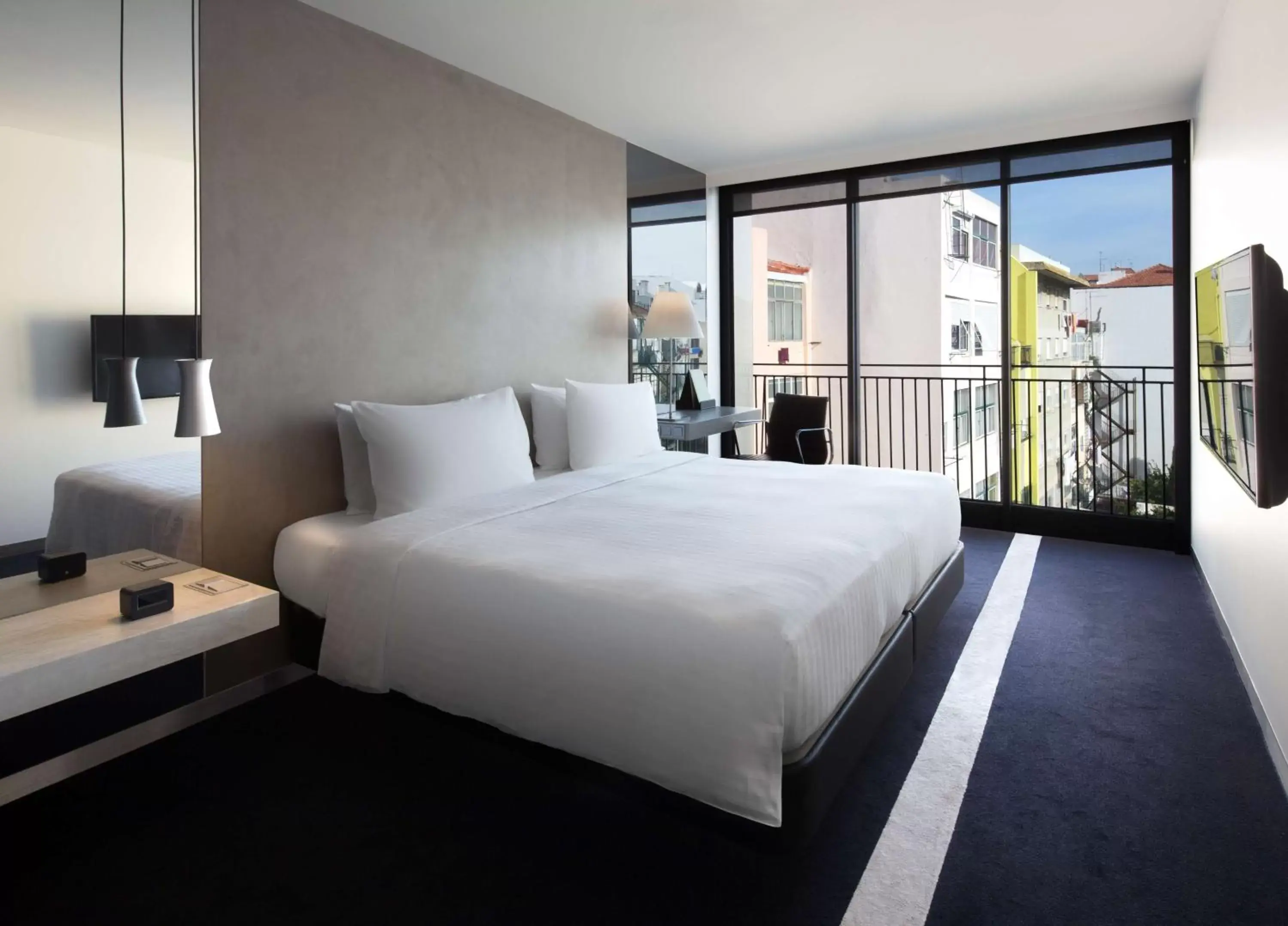 Bed in DoubleTree by Hilton Lisbon Fontana Park