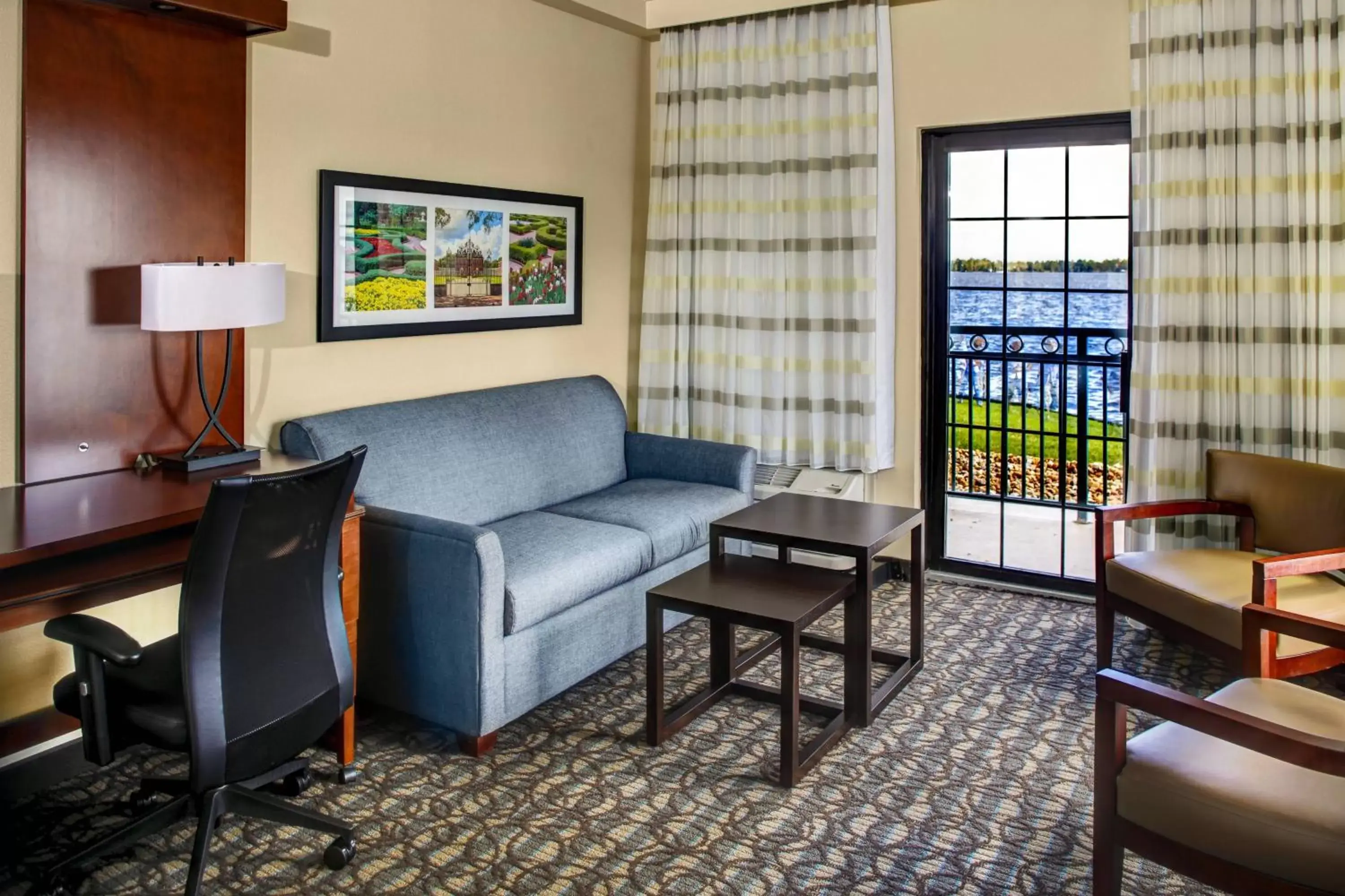 Photo of the whole room, Seating Area in Courtyard by Marriott New Bern