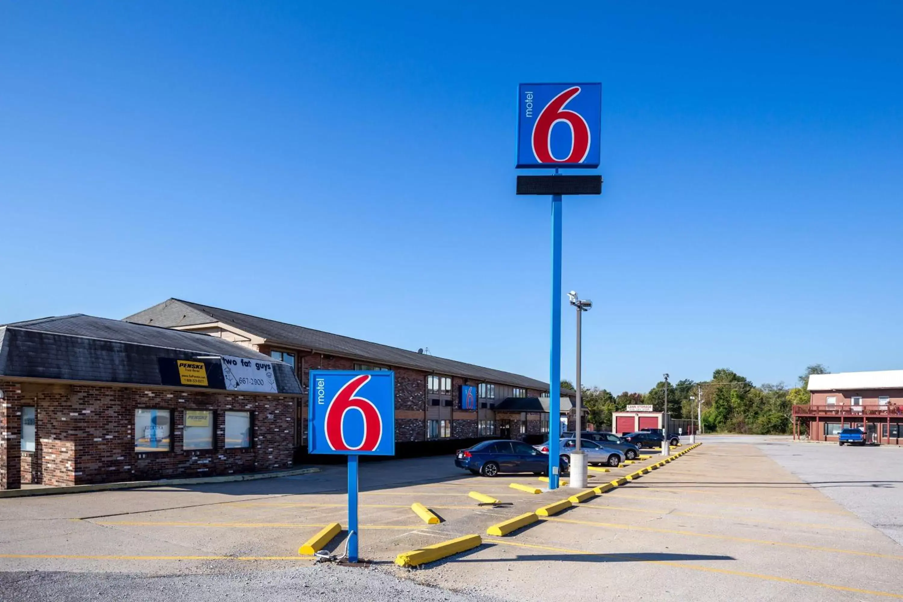 Property building in Motel 6-Troy, IL Property building in Motel 6-Troy, IL