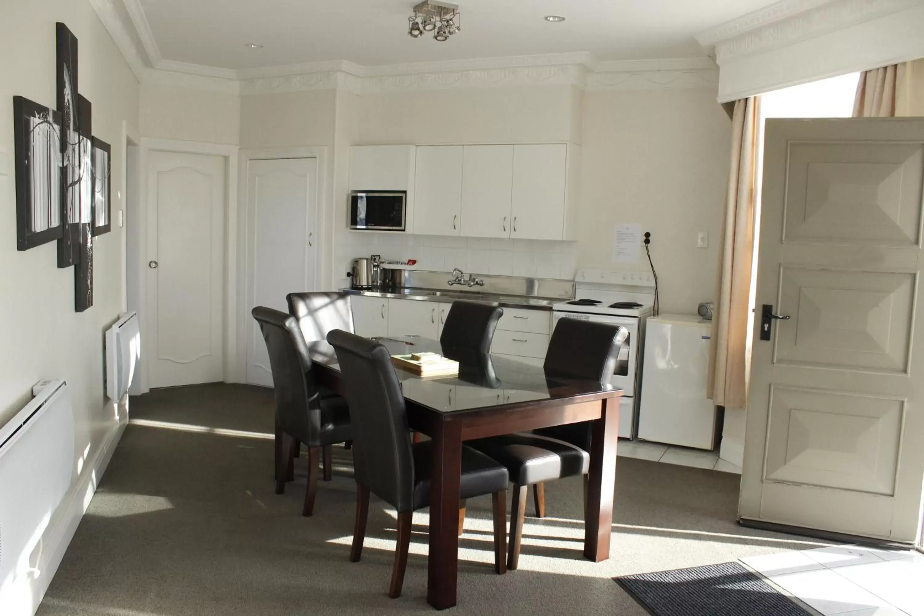 Dining Area in Colonial Motel