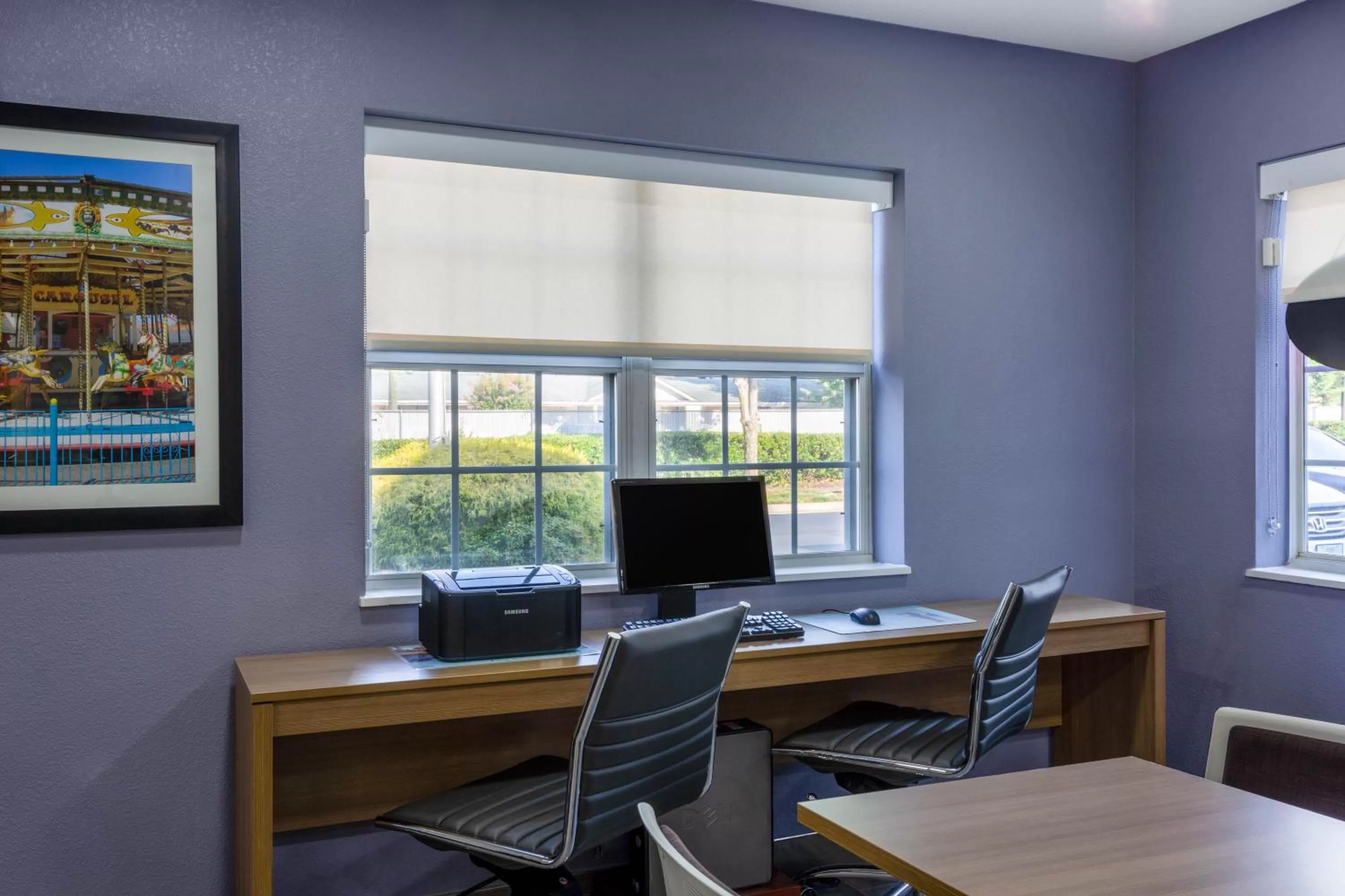 Communal lounge/ TV room in Microtel Inn & Suites by Wyndham Burlington