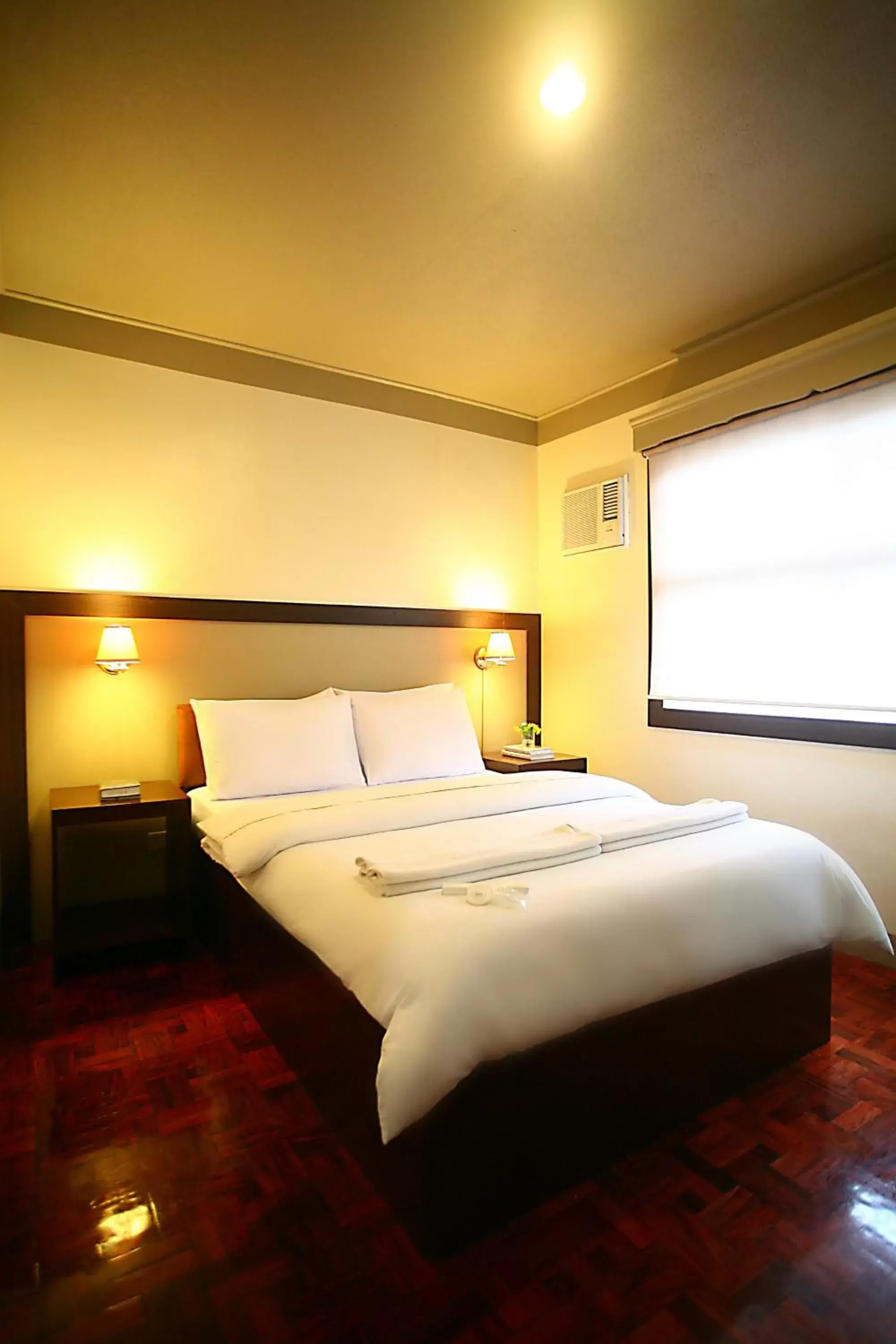 Bed in Baguio Holiday Villas