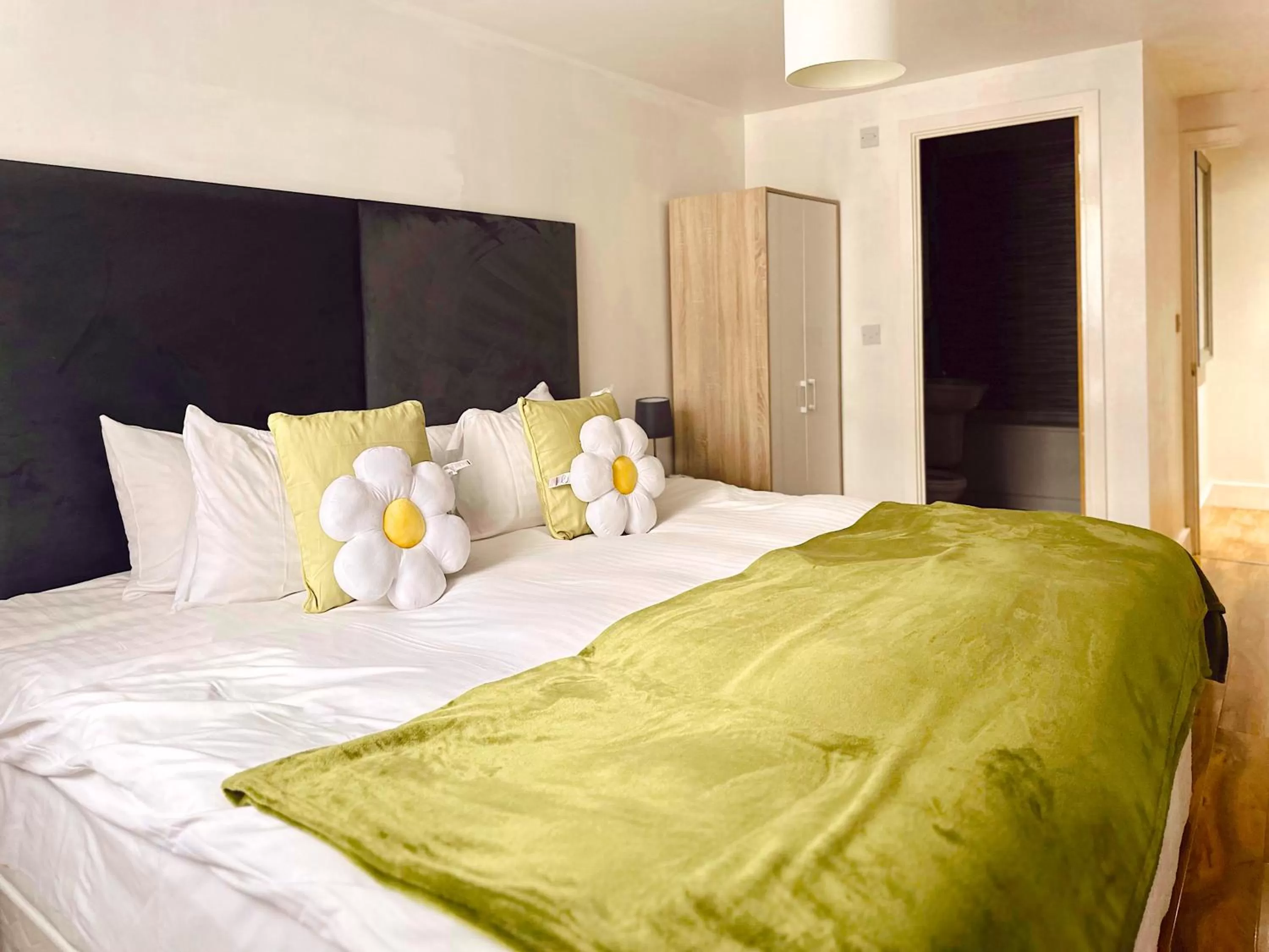 Bed in Canary Wharf - Luxury Apartments