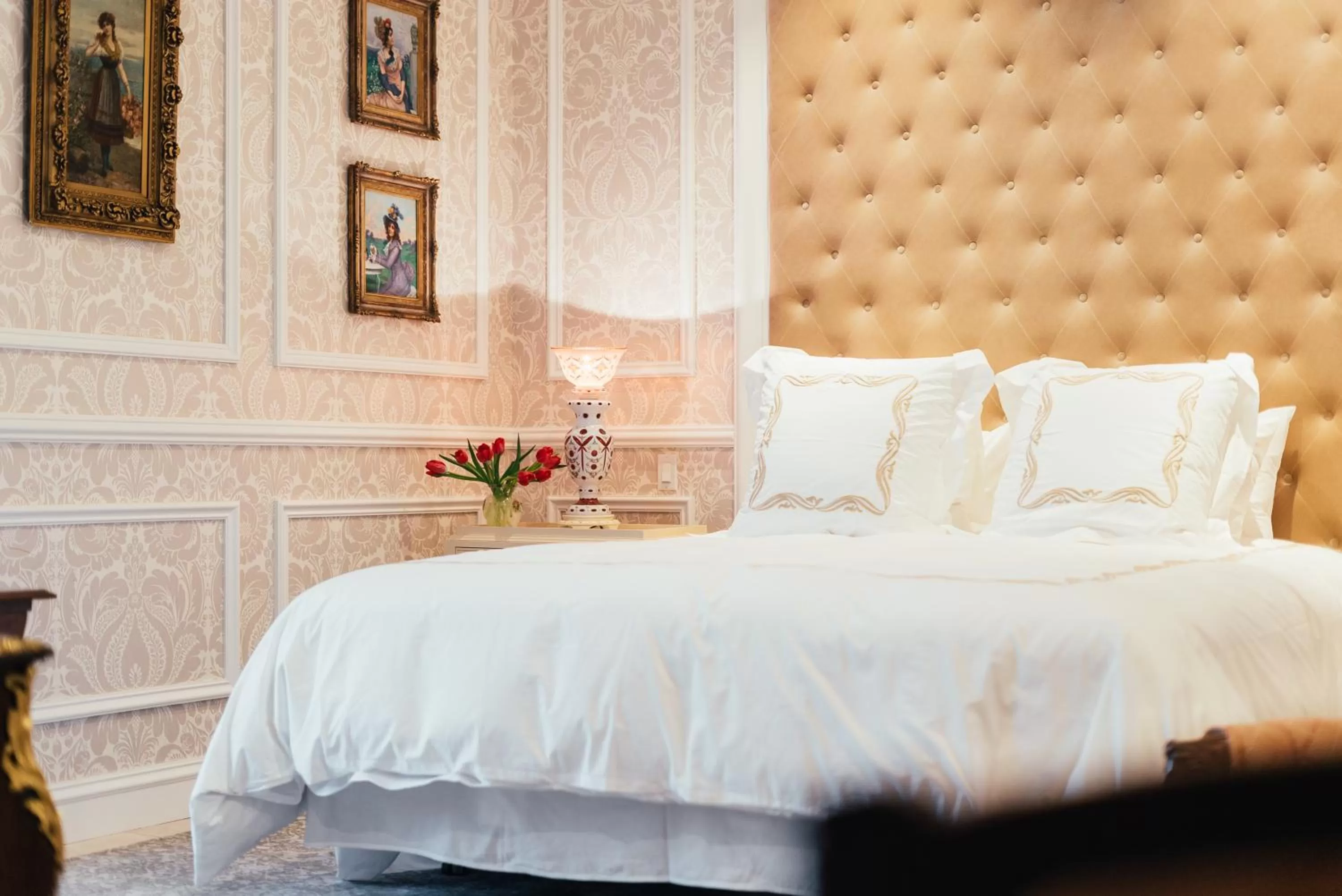 Bed in Neighbourgood Sutter Mansion