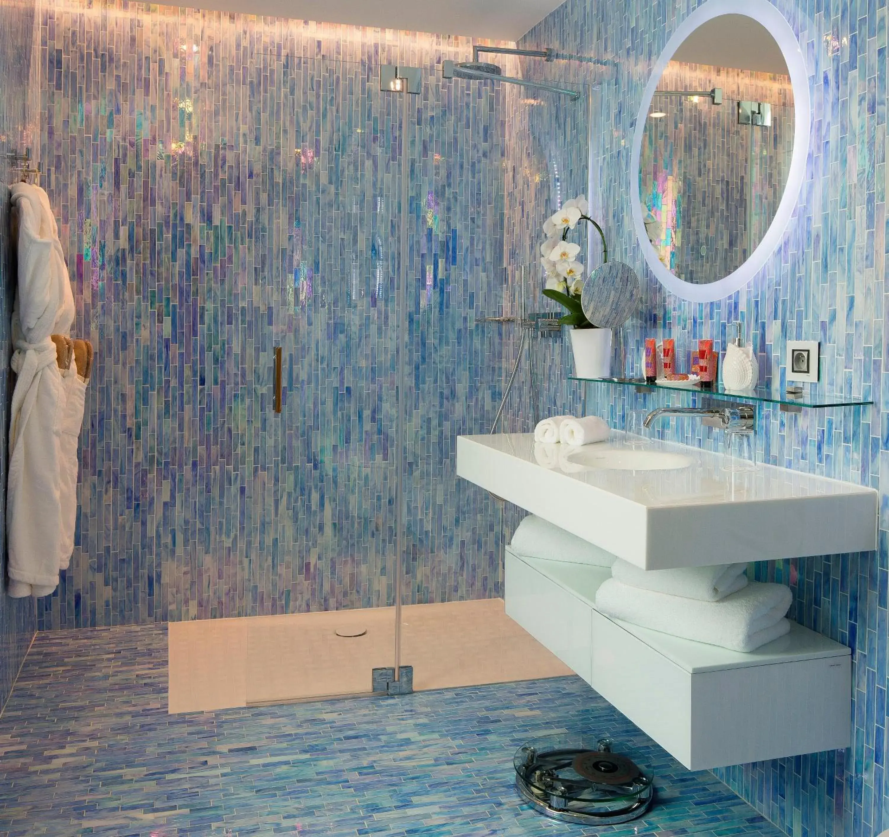 Shower, Bathroom in Goralska RÃ©sidences HÃ´tel Paris Bastille