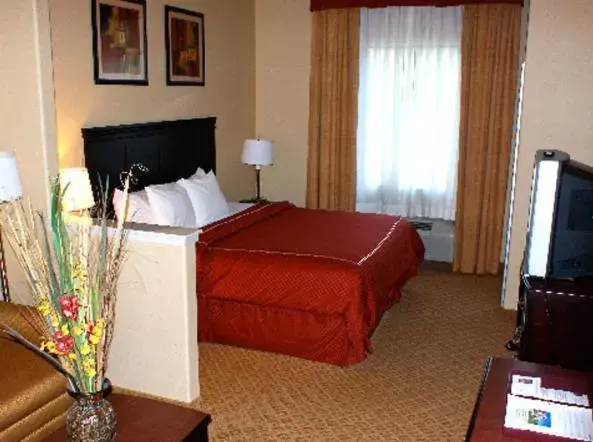 Bedroom, Bed in Holiday Inn Express & Suites Longview South I-20, an IHG Hotel