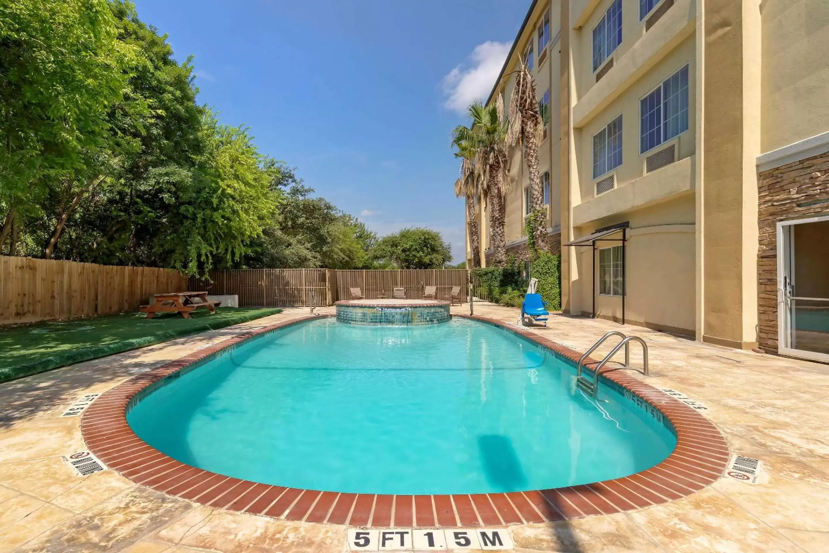 Activities, Swimming Pool in Comfort Inn & Suites Near Six Flags & Medical Center