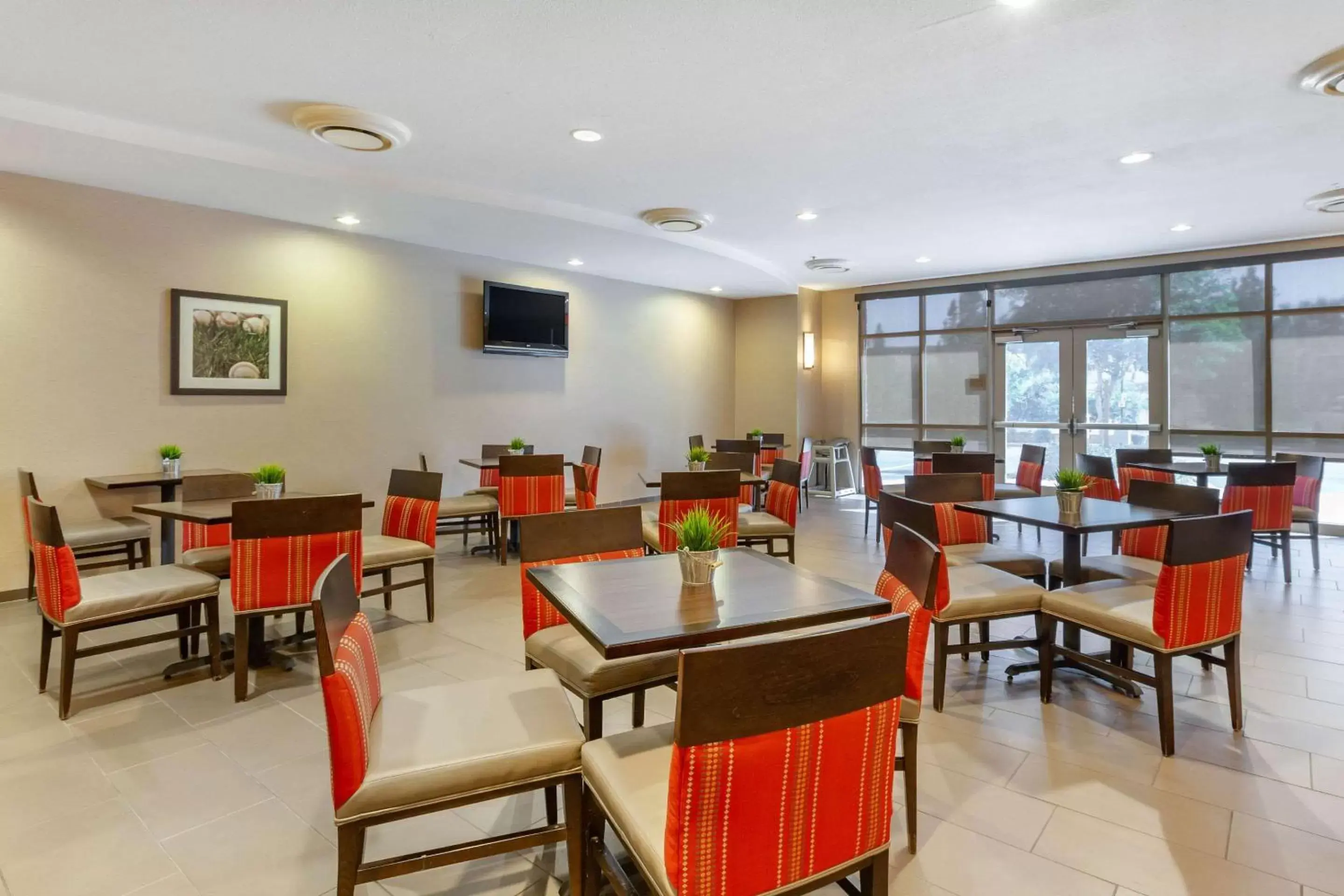 Restaurant/Places to Eat in Comfort Suites Glendale - State Farm Stadium Area