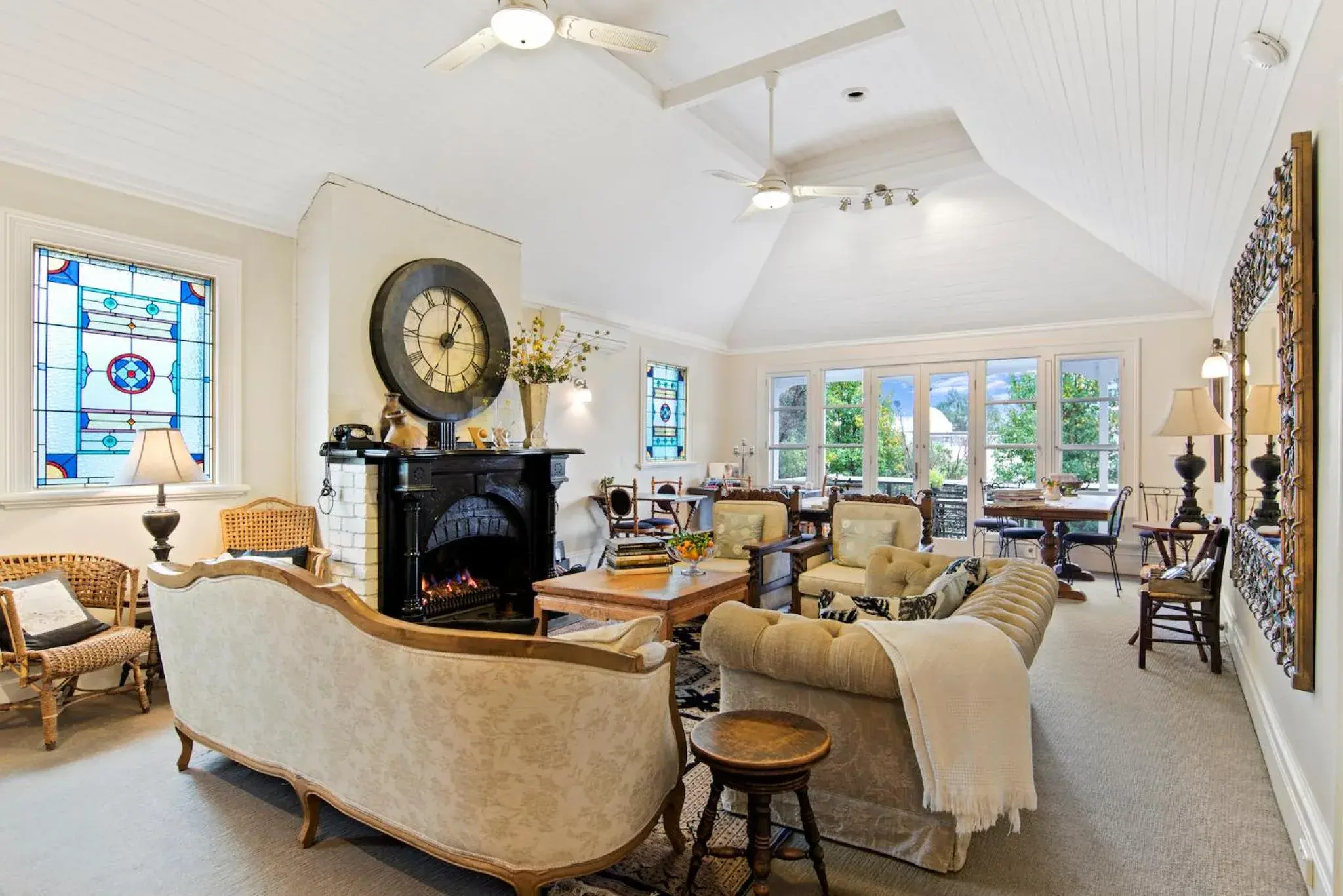 Communal lounge/ TV room in Captains Retreat Apartments and Cottages