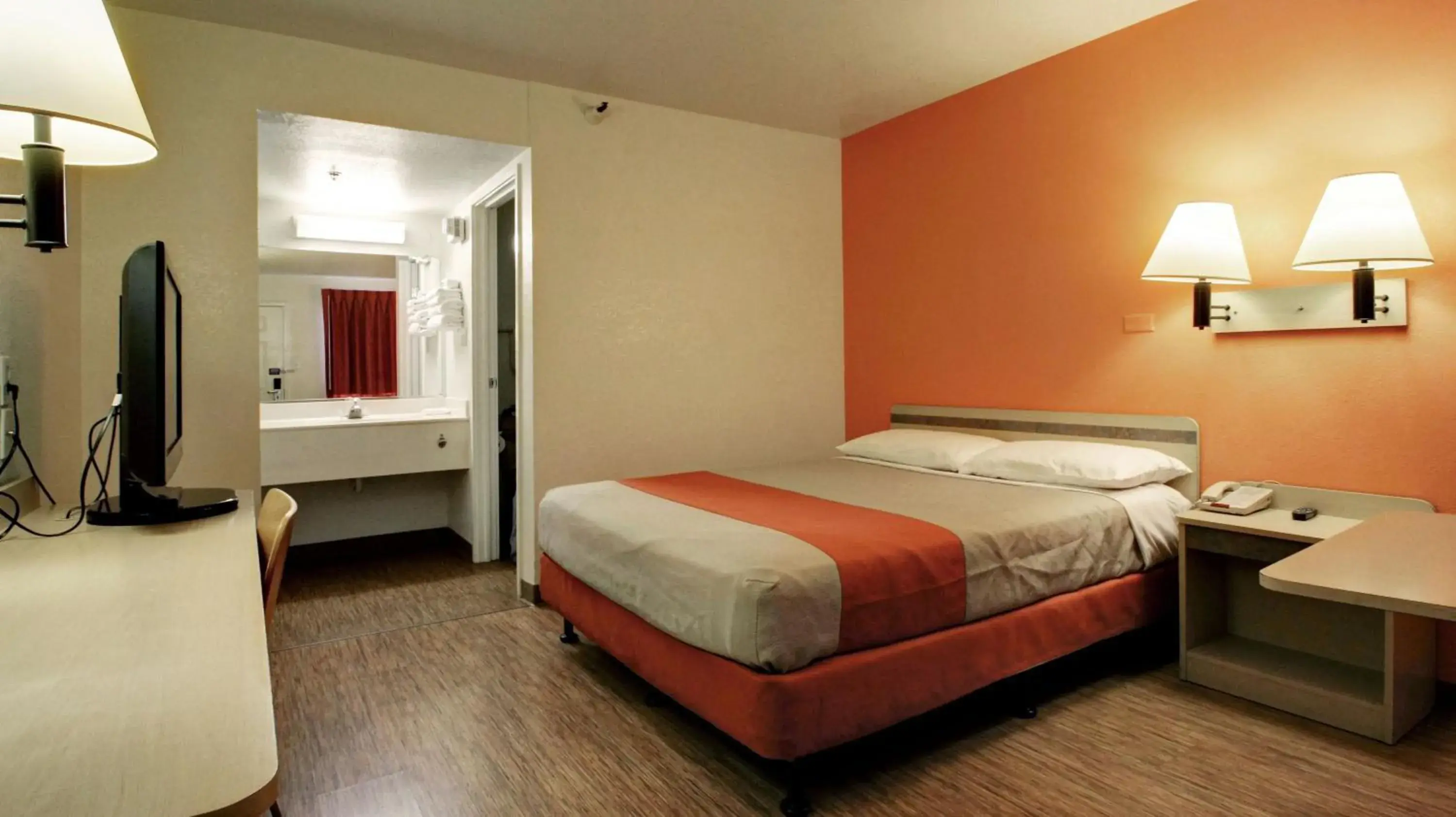 Bedroom, Bed in Motel 6-Woods Cross, UT - Salt Lake City - North