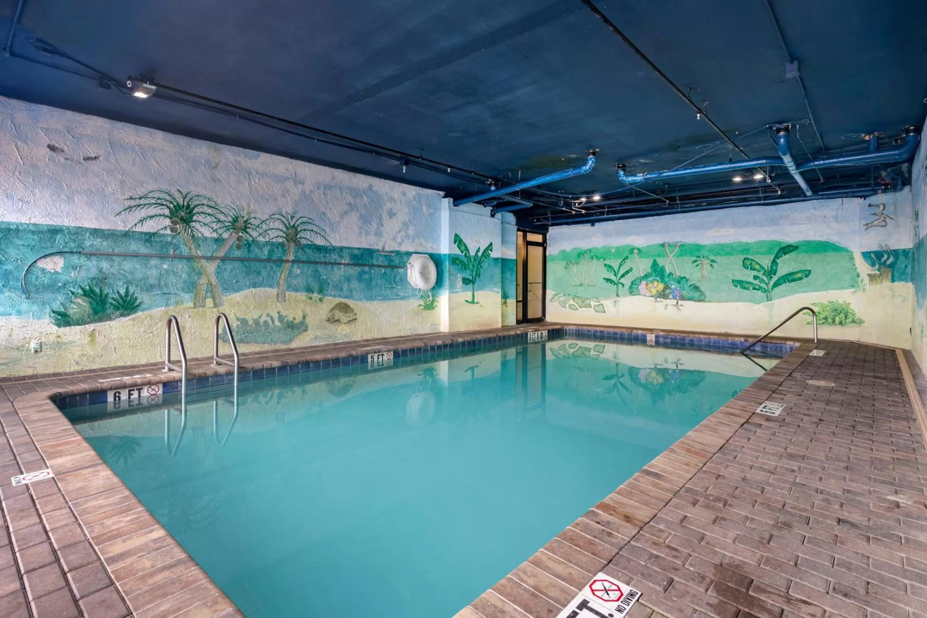 Swimming pool in Tropical Winds Resort Hotel