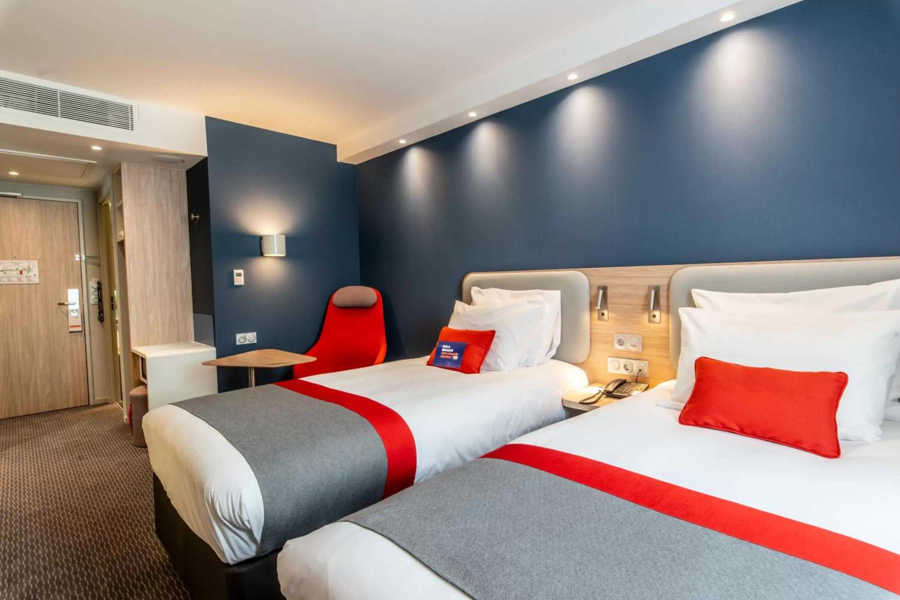 Bed in Holiday Inn Express - Bordeaux - Lormont, an IHG Hotel