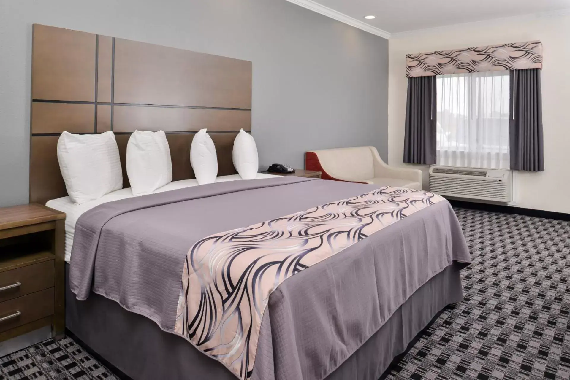 Bed in Americas Inn & Suites IAH North