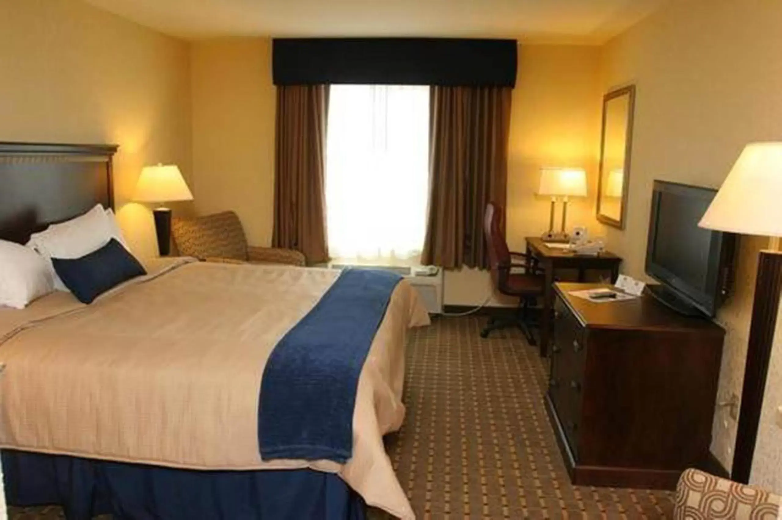 Bed in Holiday Inn Express and Suites Allentown West, an IHG Hotel