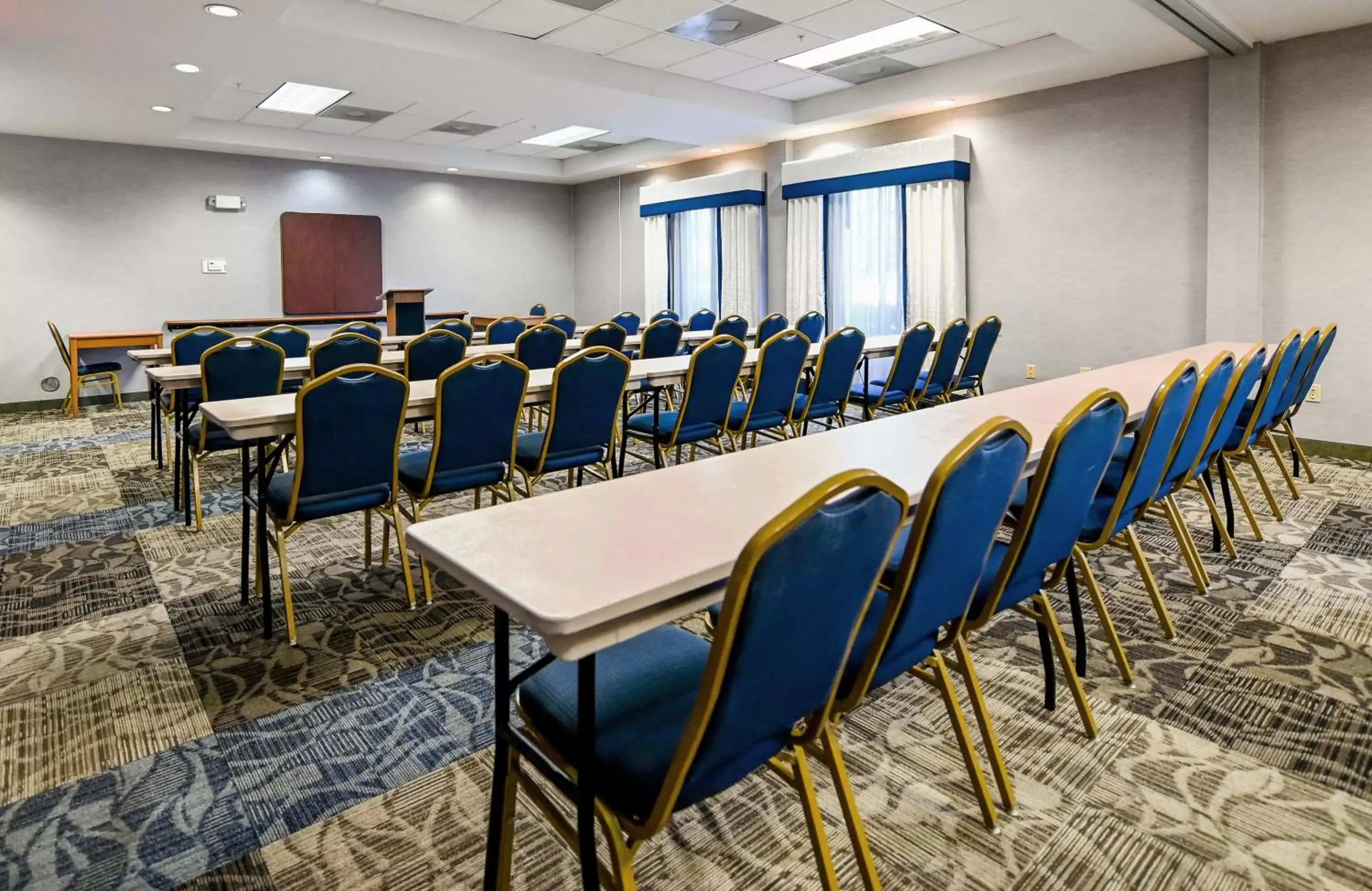 Meeting/conference room in Holiday Inn Express Ashland, an IHG Hotel
