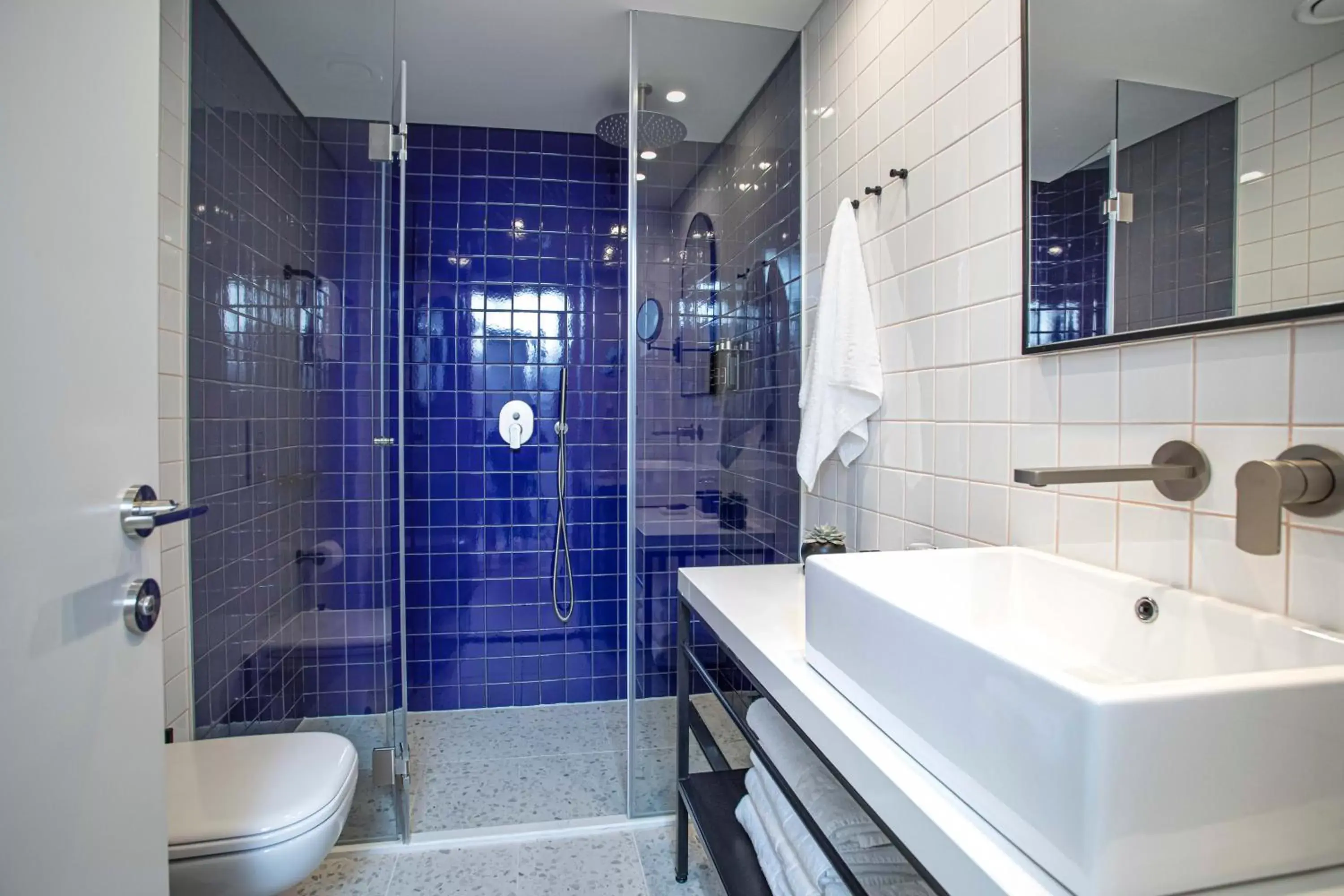 Shower, Bathroom in Artist Hotel - an Atlas Boutique Hotel