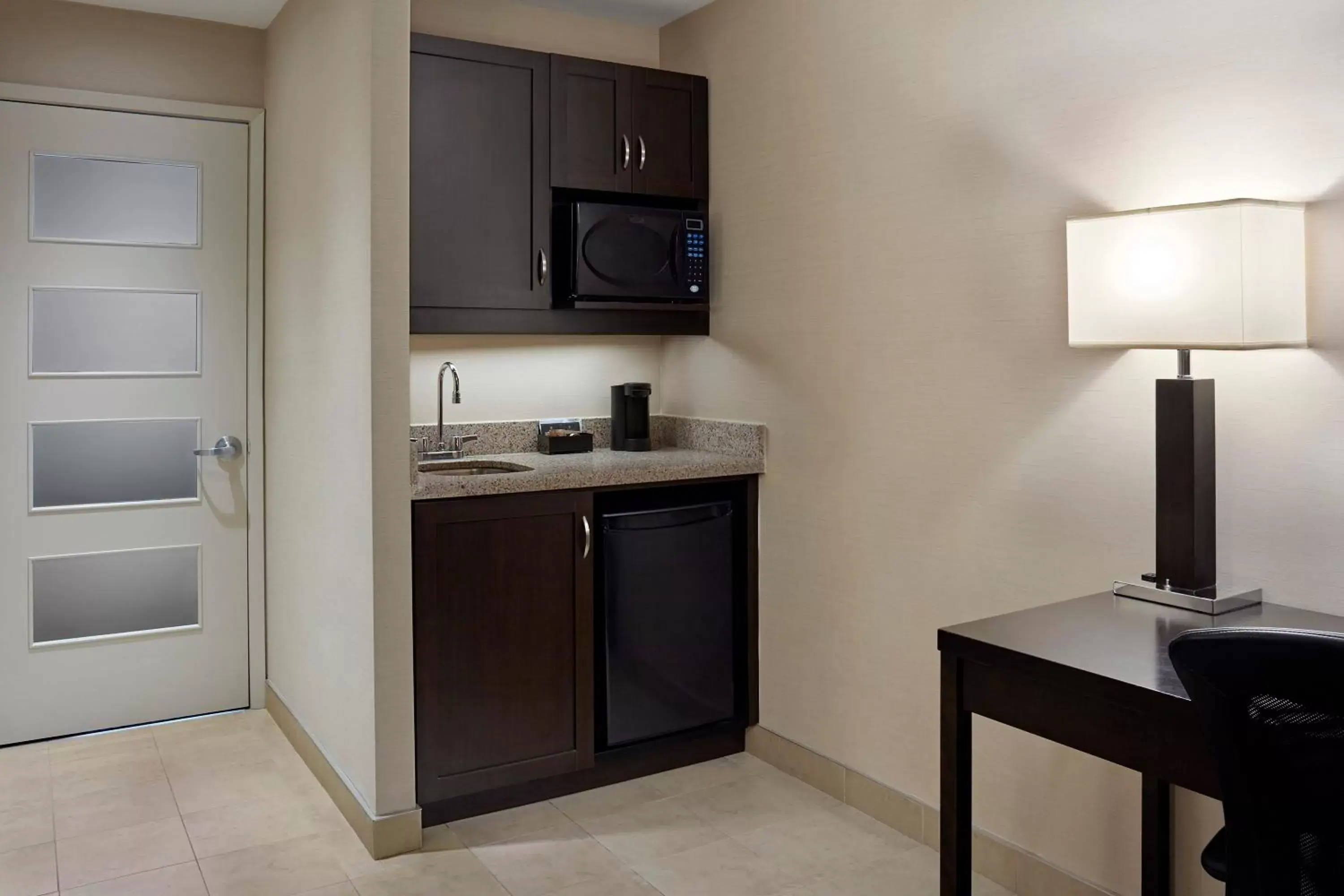 Kitchen or kitchenette, Kitchen/Kitchenette in Delta Hotels by Marriott Guelph Conference Centre