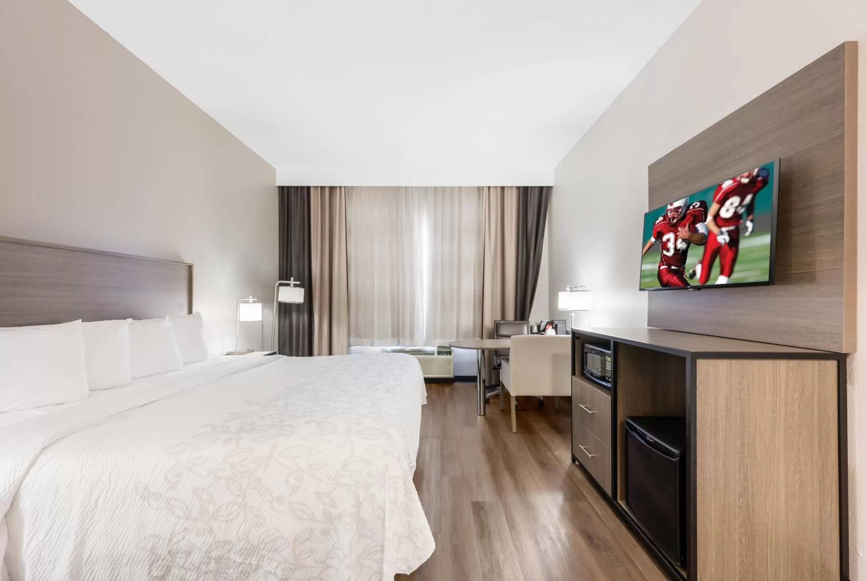 Bedroom, Bed in Red Roof Inn PLUS & Suites Birmingham - Bessemer