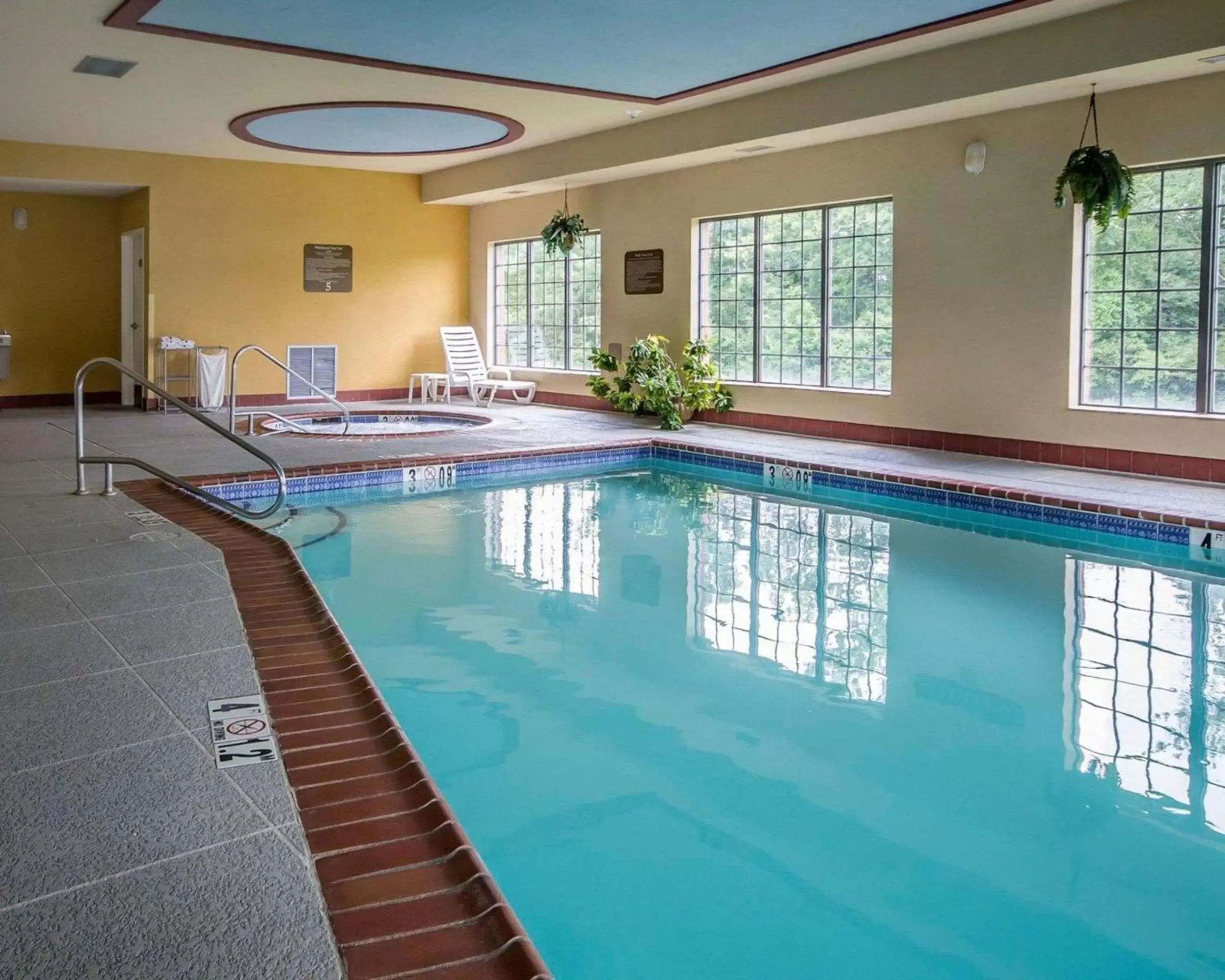 On site, Swimming Pool in Comfort Suites Elizabethtown