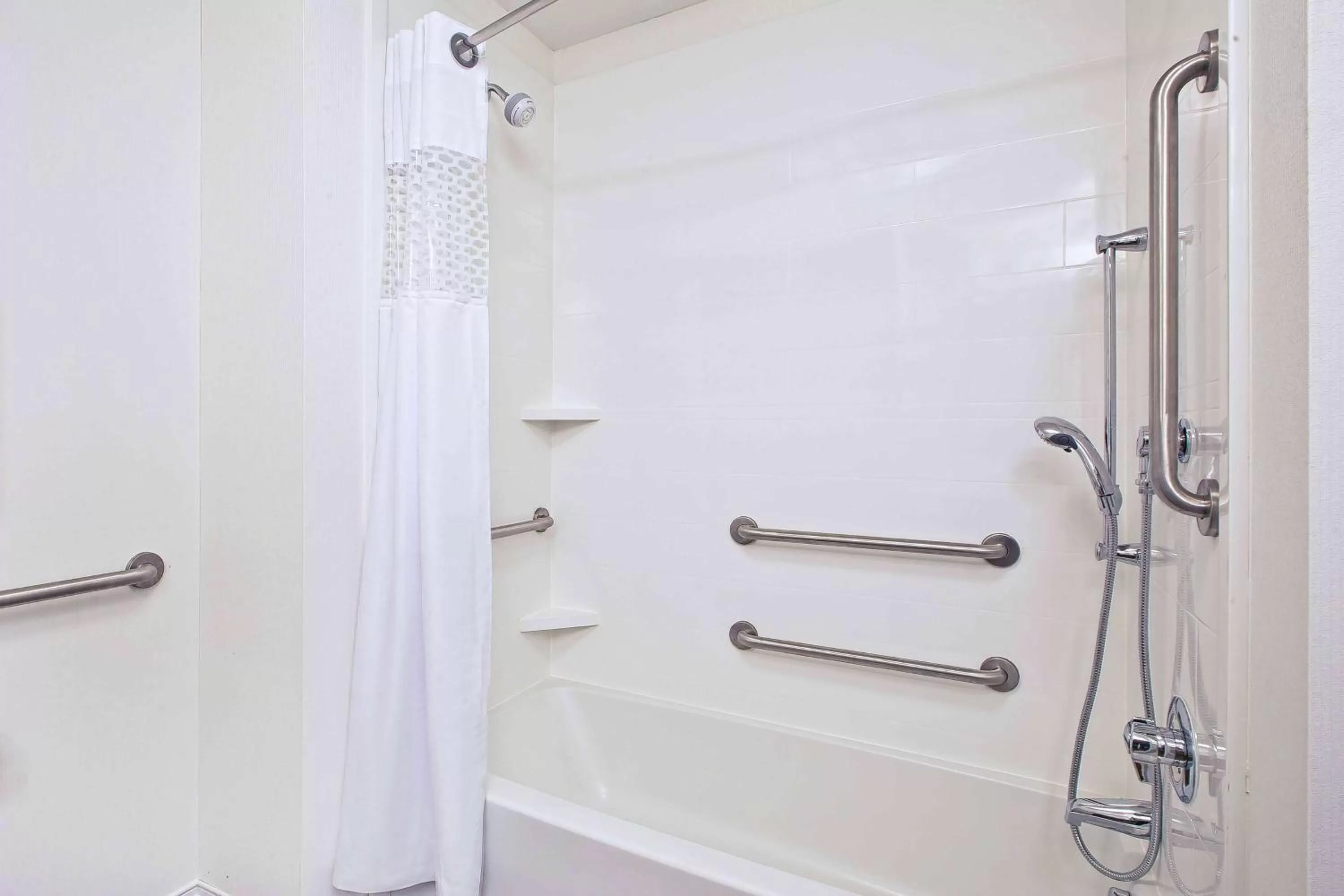 Bathroom in Hampton Inn by Hilton West Bloomfield Novi