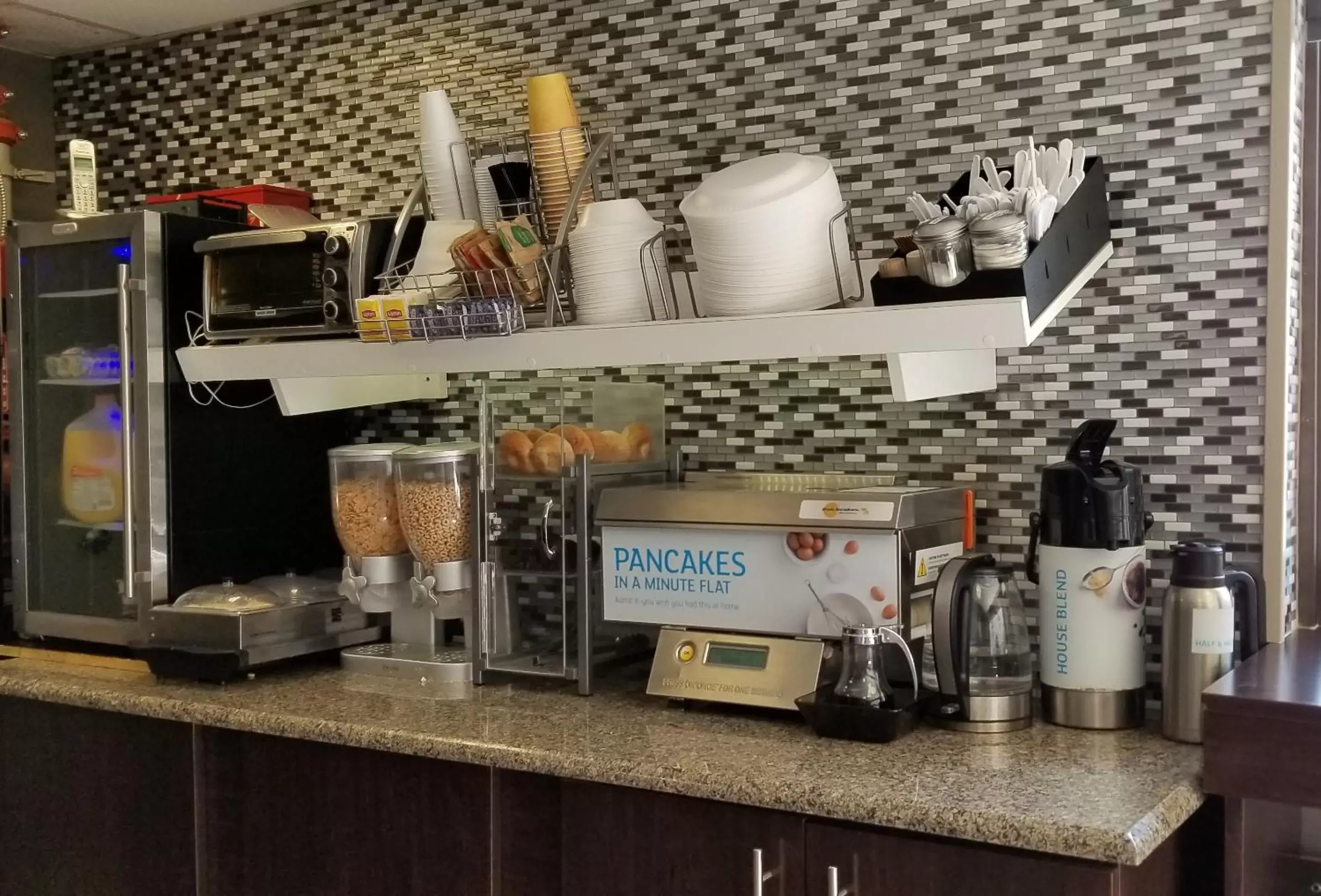Continental breakfast, Kitchen/Kitchenette in Airport Waterfront Inn