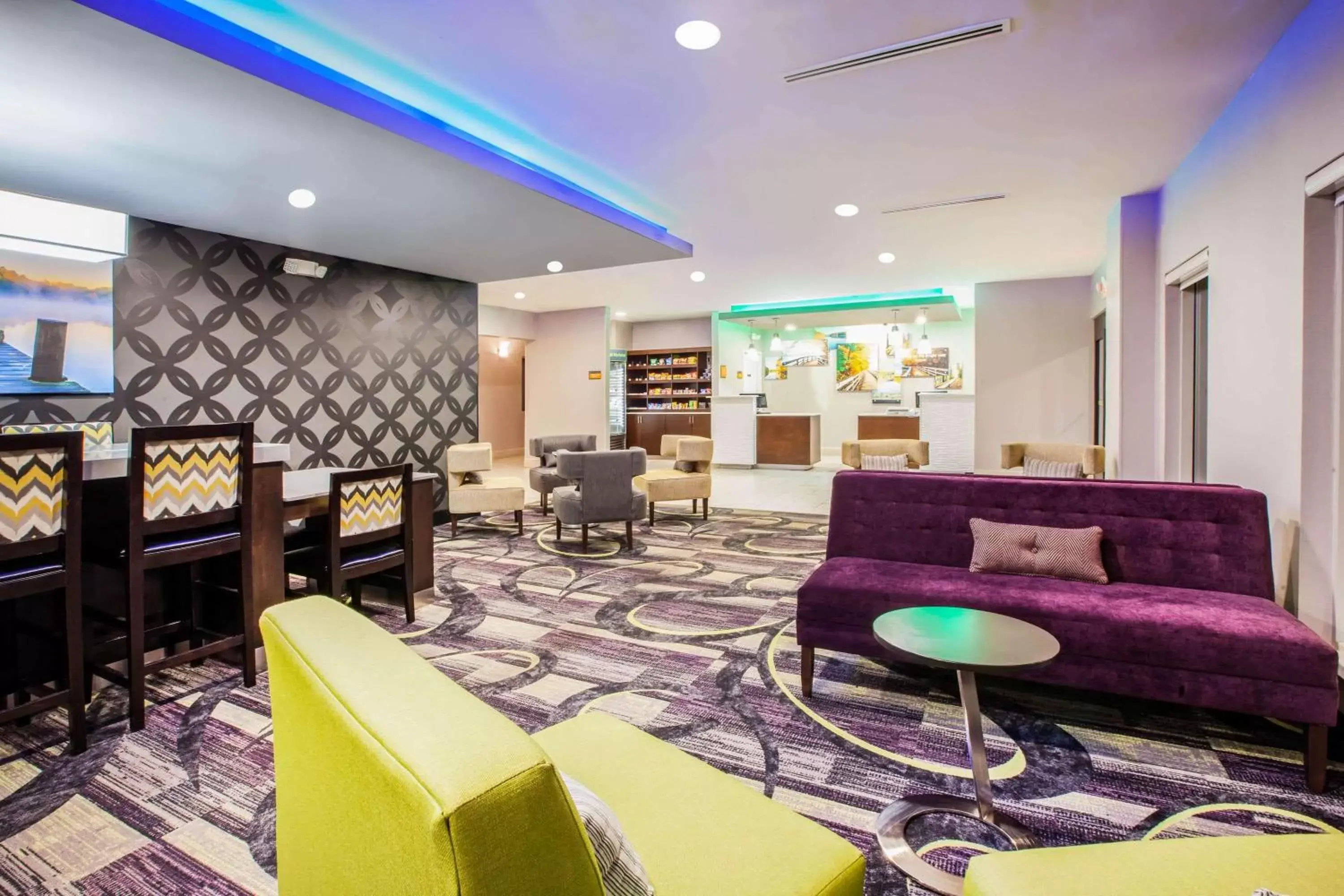 Lobby or reception in La Quinta Inn and Suites by Wyndham Elkhart