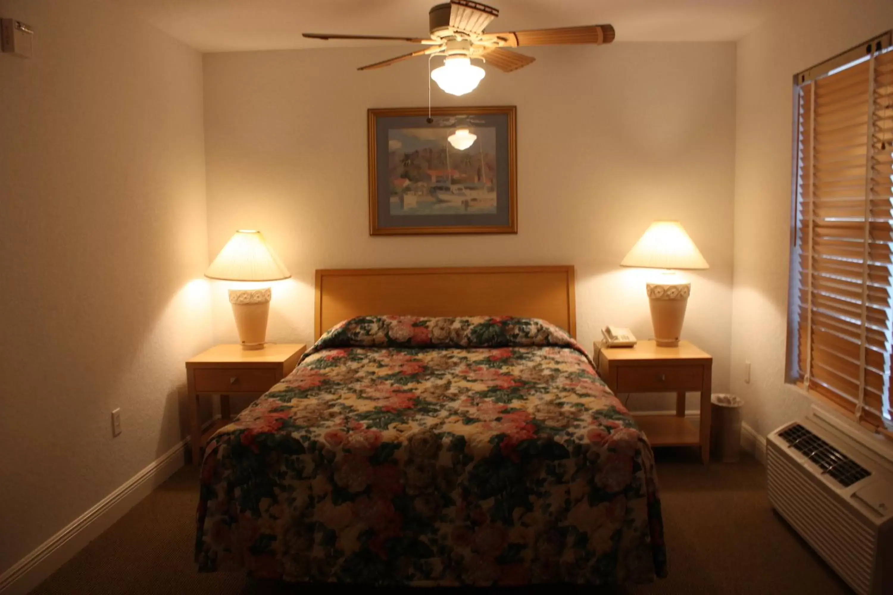 Bed in Lake Roy Beach Inn - Winter Haven