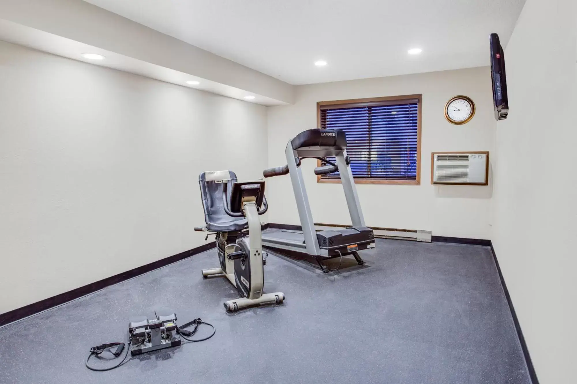 Fitness centre/facilities, Fitness Center/Facilities in Super 8 by Wyndham Green Bay Near Stadium