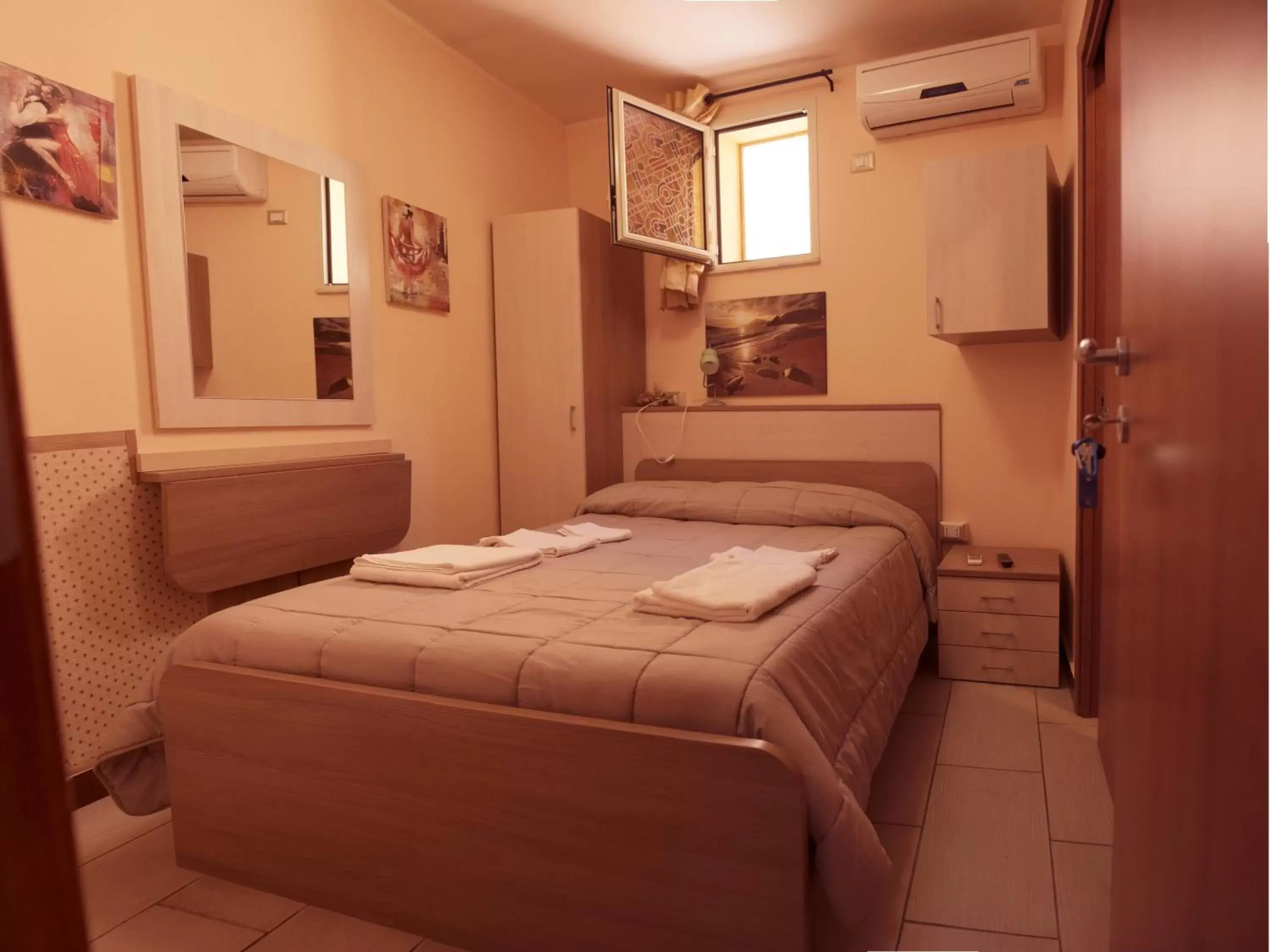 Photo of the whole room, Bed in Golden Dreams Reggio Calabria