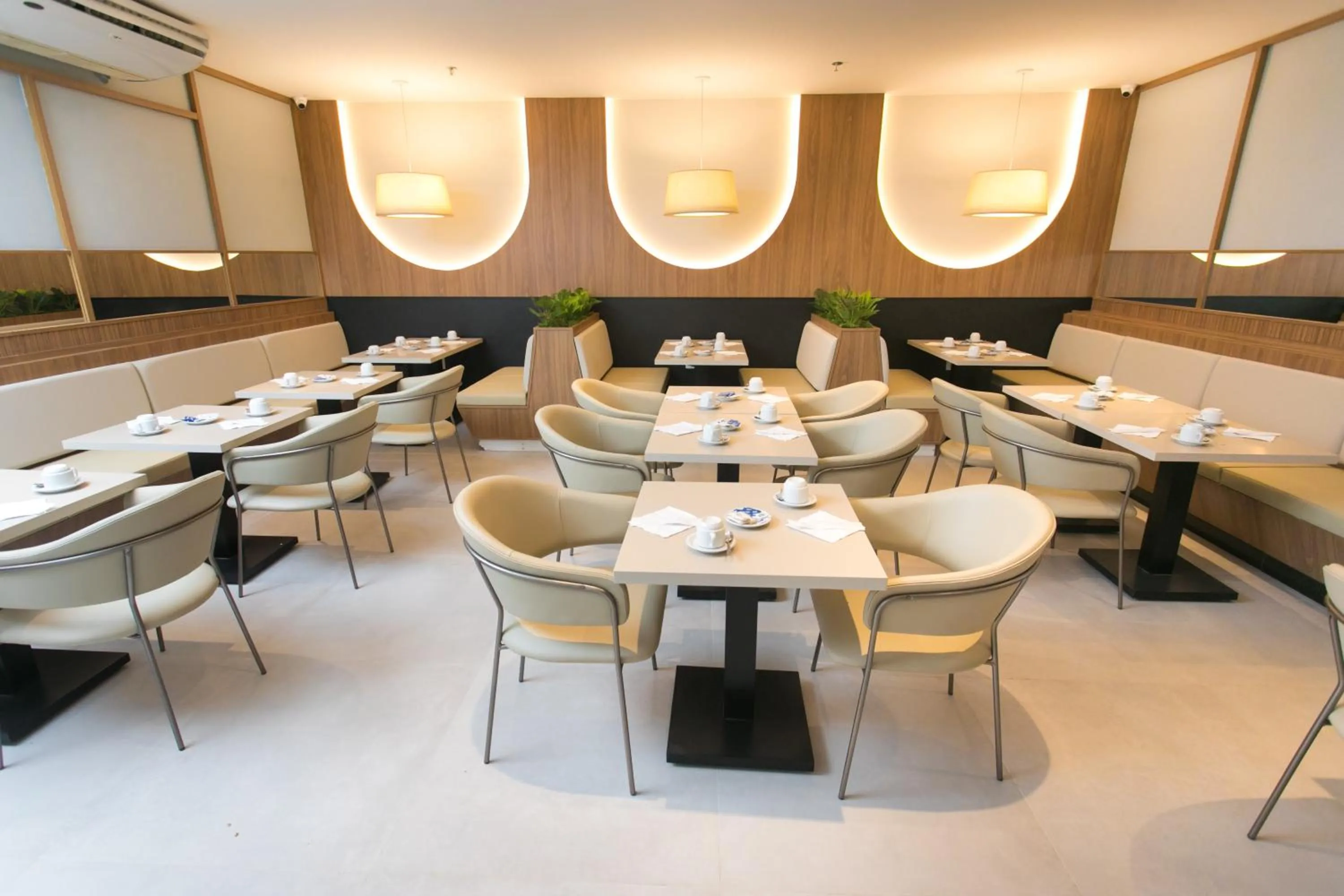 Restaurant/places to eat in Regency Park Hotel