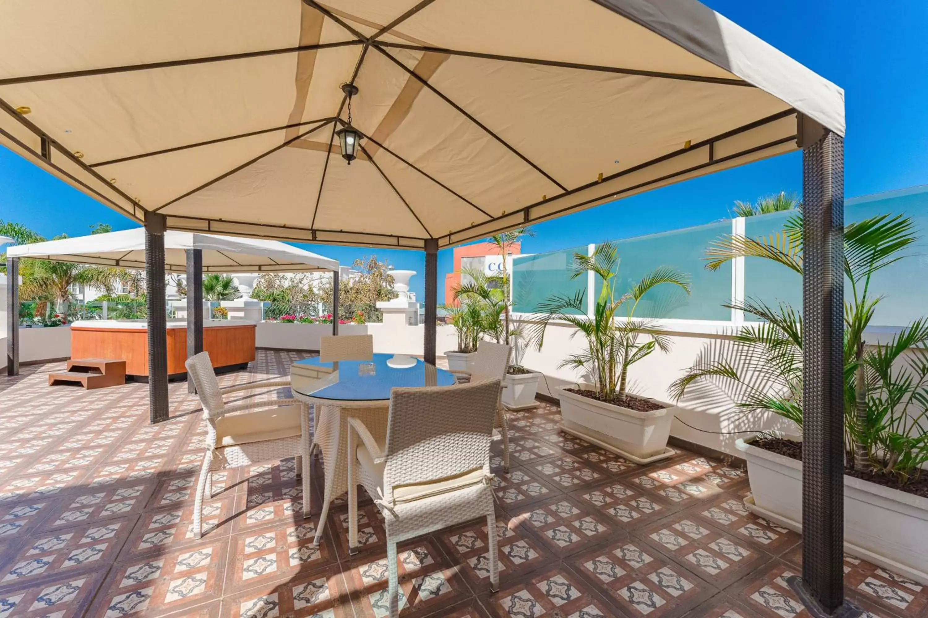 Balcony/Terrace, Restaurant/Places to Eat in Flamingo Suites Boutique Hotel