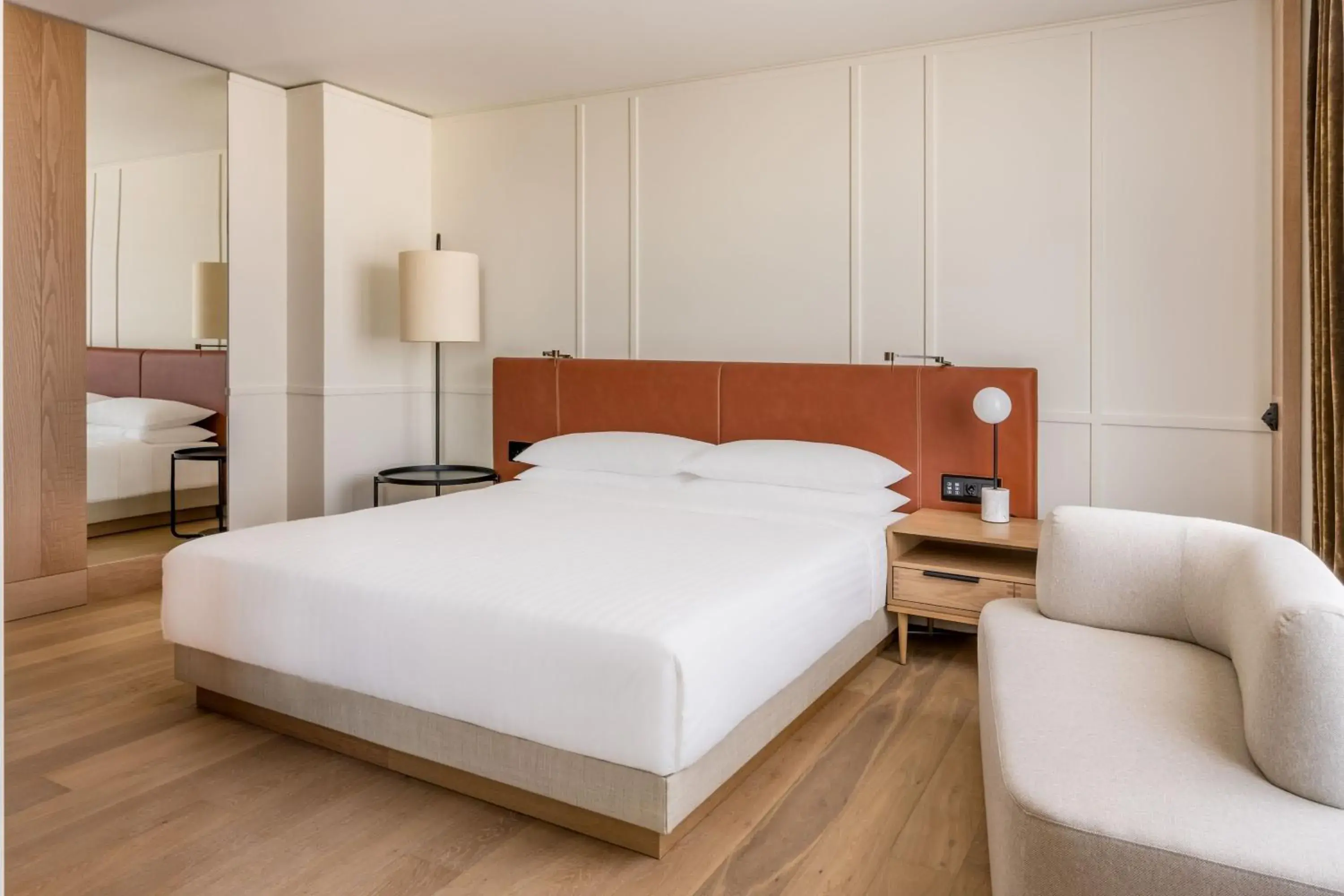 Photo of the whole room, Bed in Munich Marriott Hotel City West