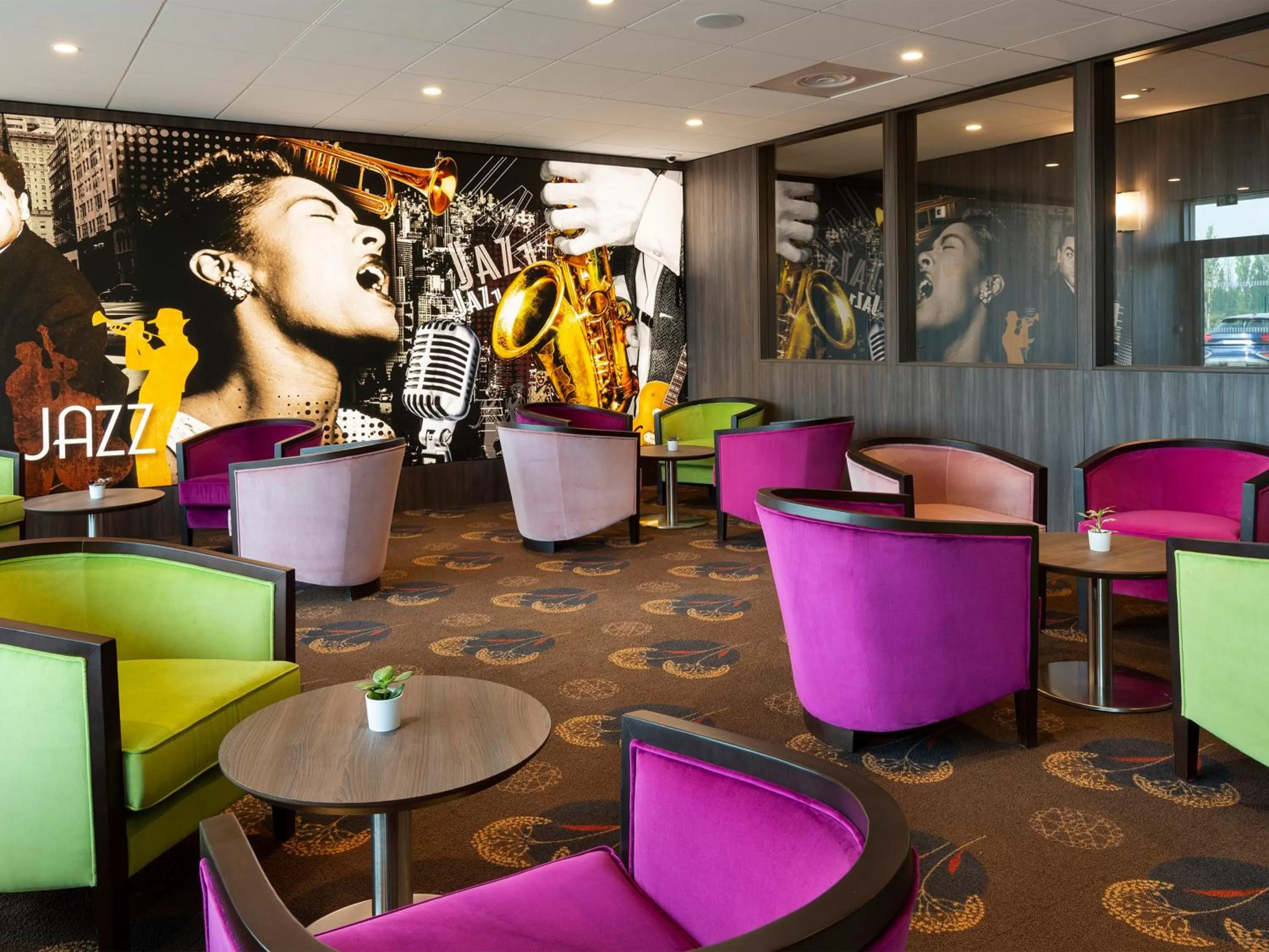 Lounge or bar in Hôtel Roi Soleil Prestige Plaisir - St Quentin