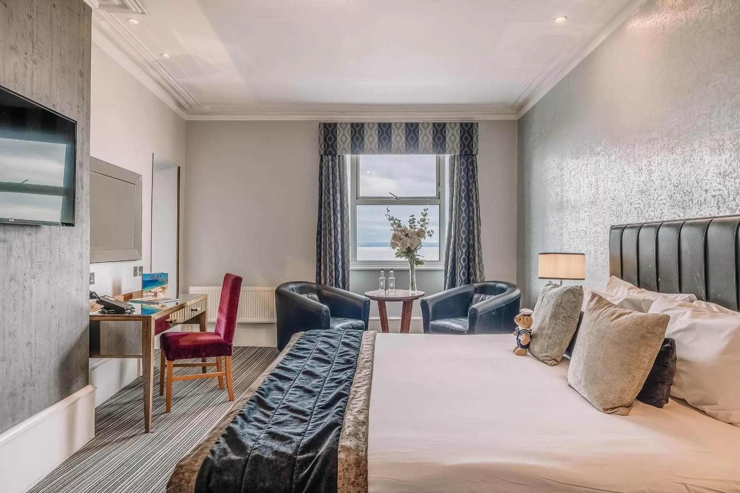 Bedroom, Seating Area in Muthu Westcliff Hotel (Near London Southend Airport)