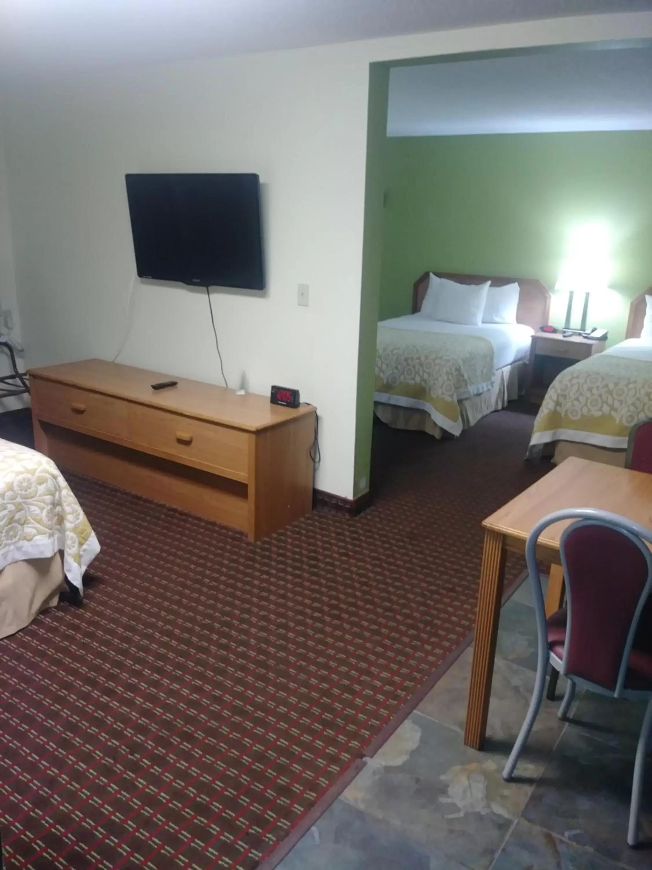 Photo of the whole room, Bed in Days Inn by Wyndham Fort Dodge