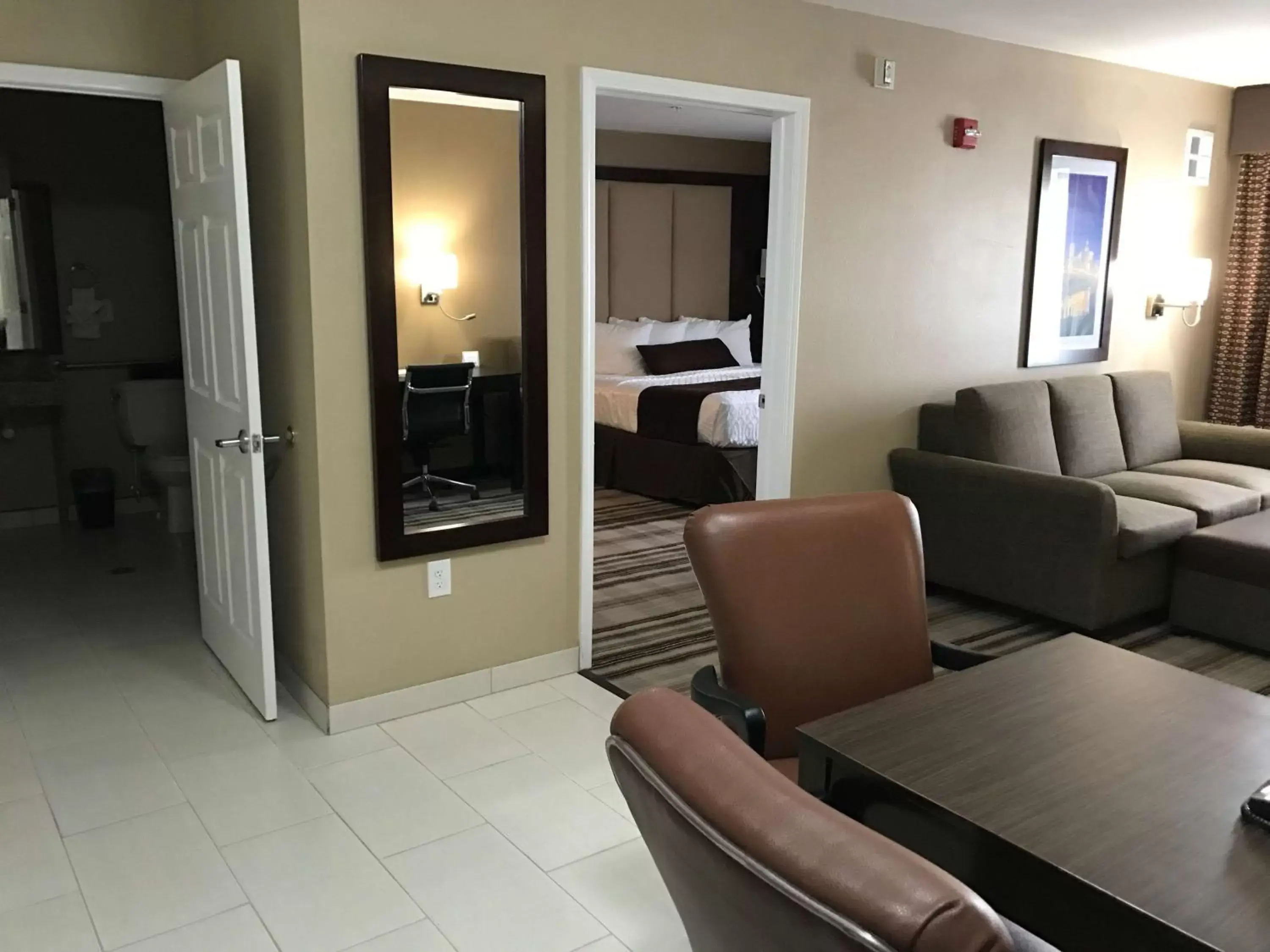 Living room, Seating Area in Best Western Plus Crawfordsville Hotel