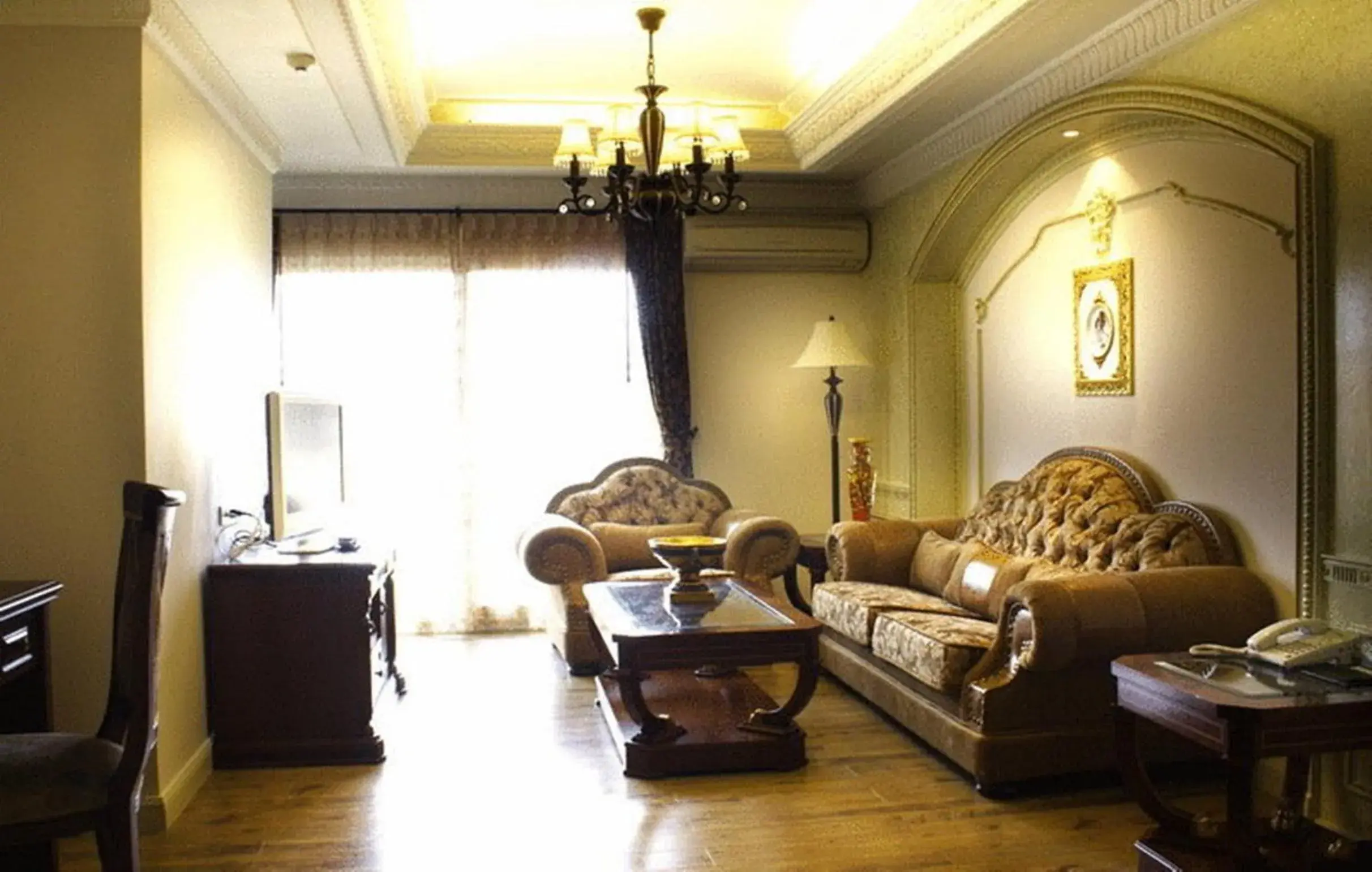 Library, Seating Area in Four Seasons Place Hotel