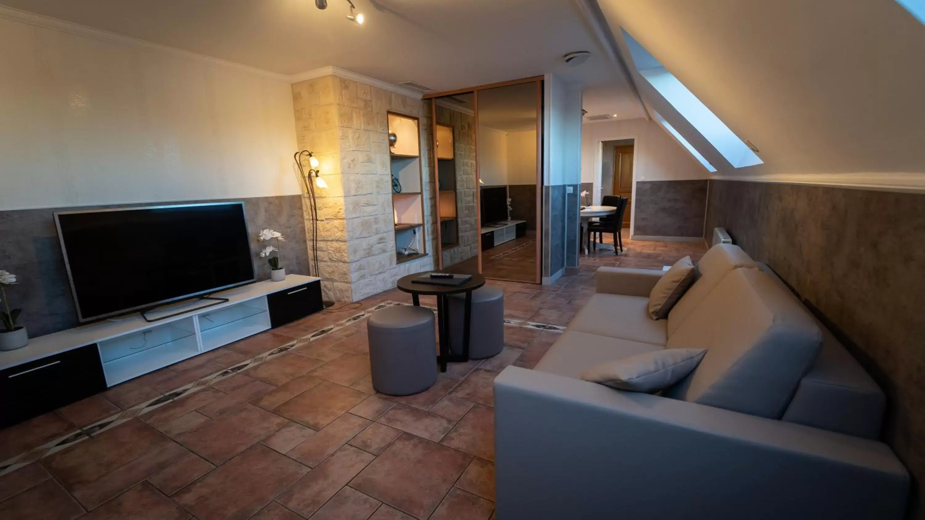 Living room, TV/Entertainment Center in Best Western Hotel Ile de France