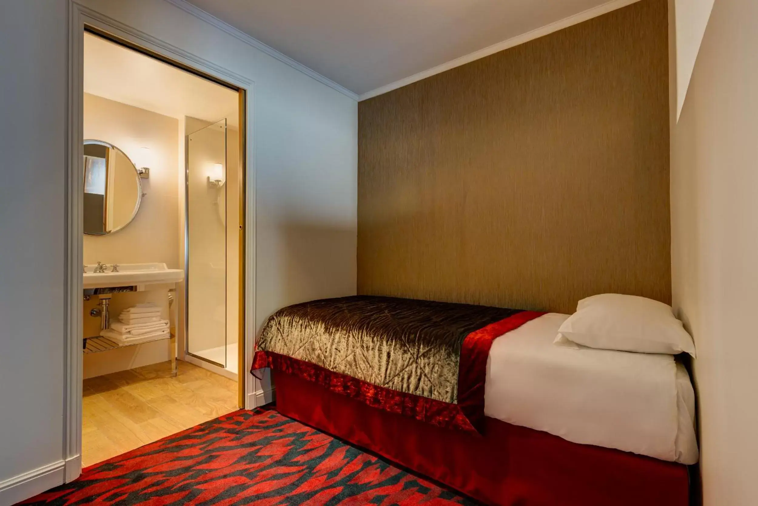 Bedroom, Bed in Hotel Muguet