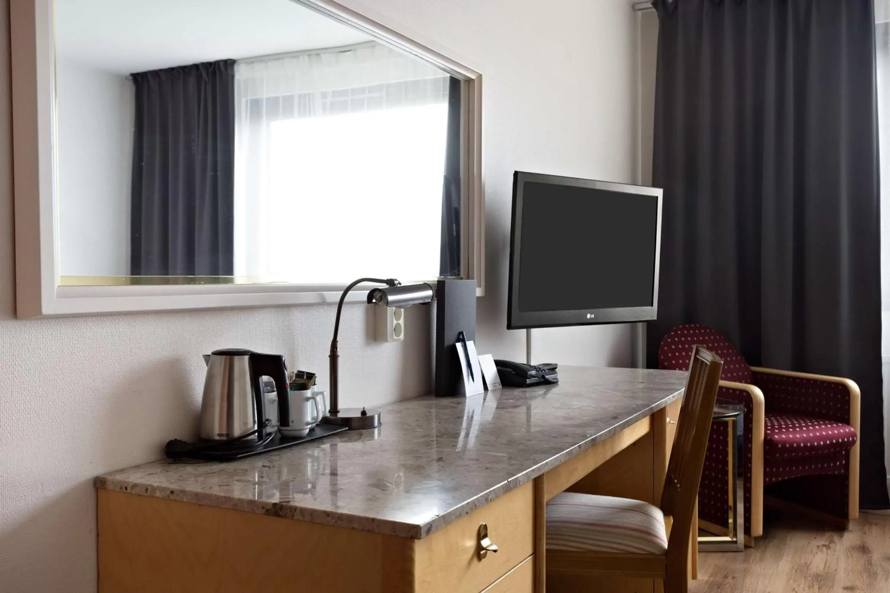 Bedroom, TV/Entertainment Center in Best Western Gustaf Froding Hotel & Konferens