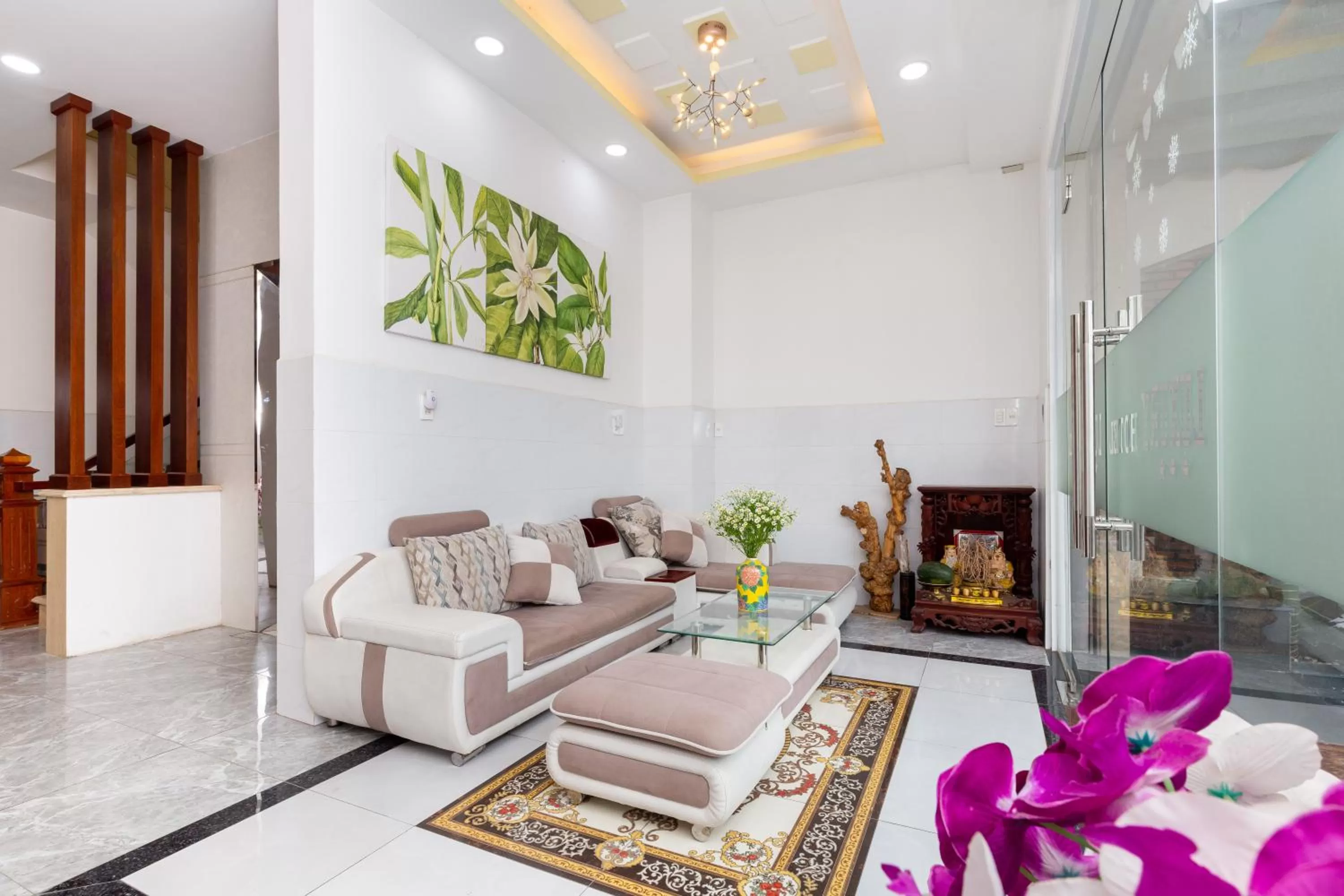 Communal lounge/ TV room, Kitchen/Kitchenette in Luxury Vườn Lài Hotel