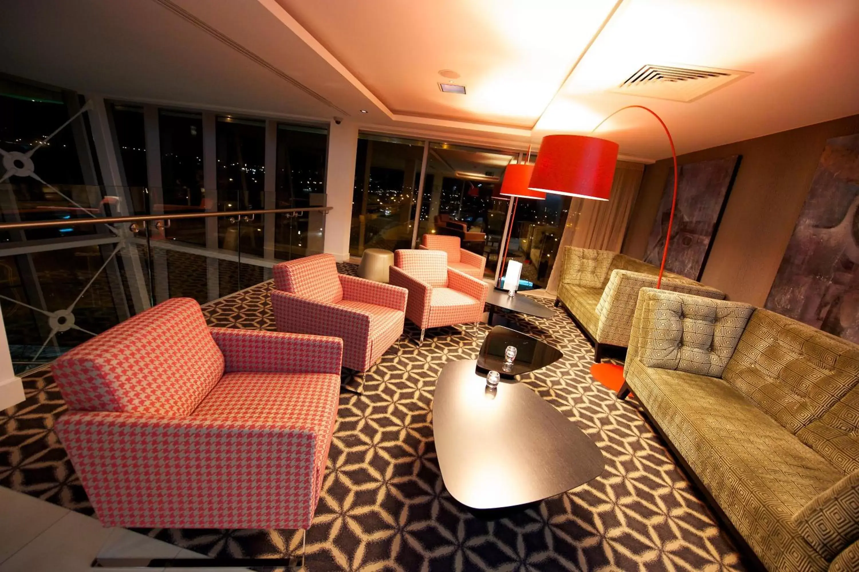 Lounge or bar in Holiday Inn Southend by IHG Lounge or bar in Holiday Inn Southend by IHG